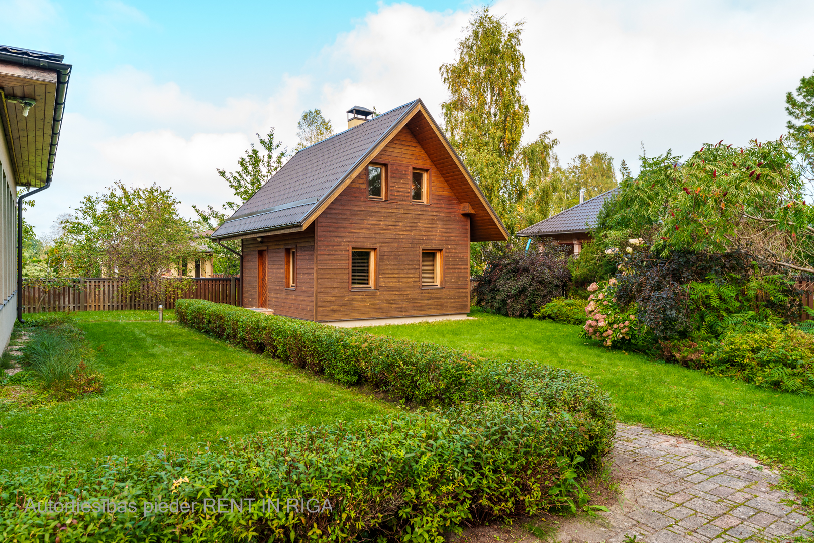 Pārdod māju, Vasaras iela - Attēls 1