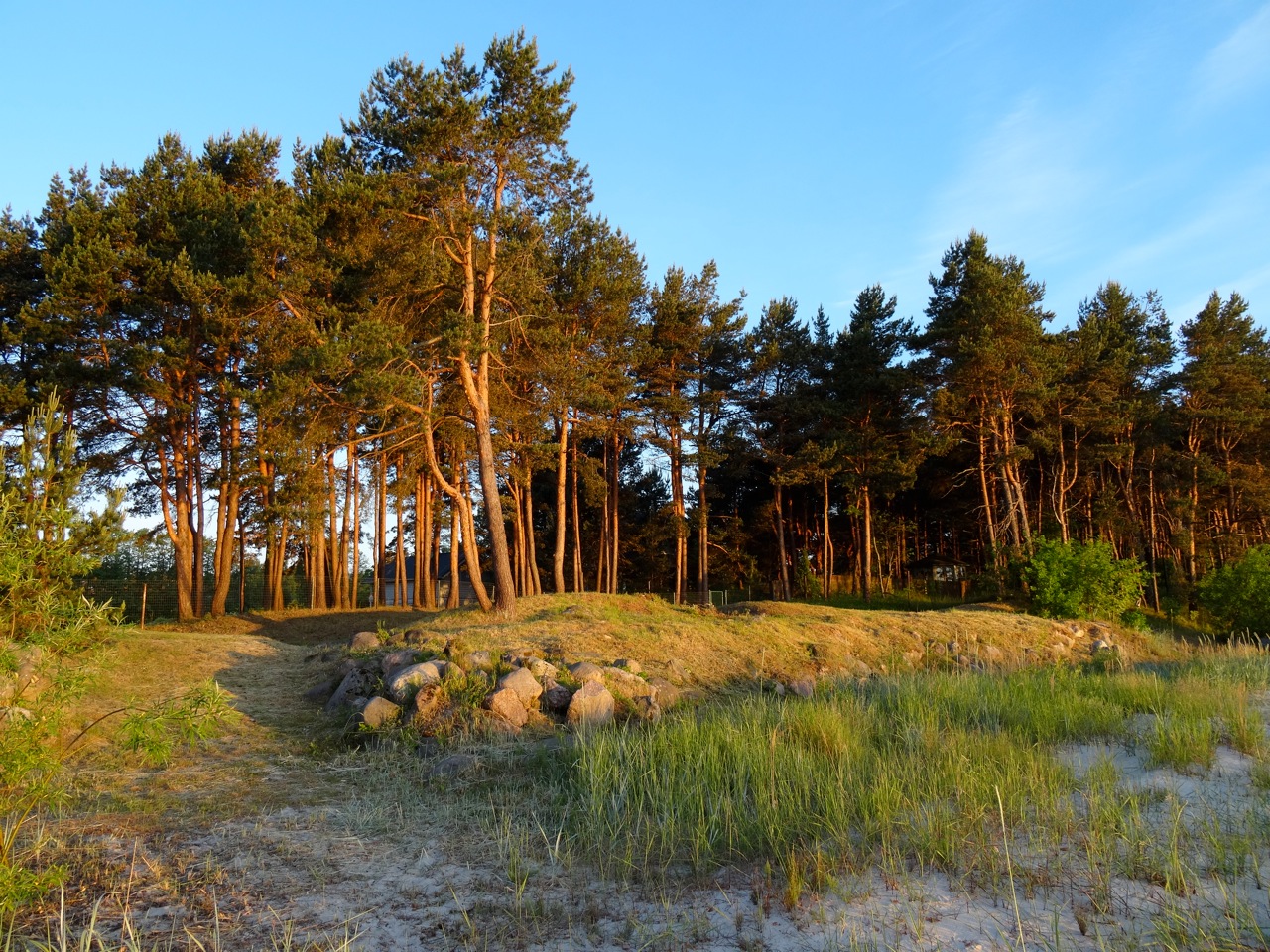 Pārdod zemi, Krastmalas - Attēls 1