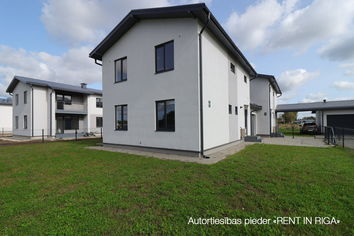 Izīrē māju, Lielā iela - Attēls 1