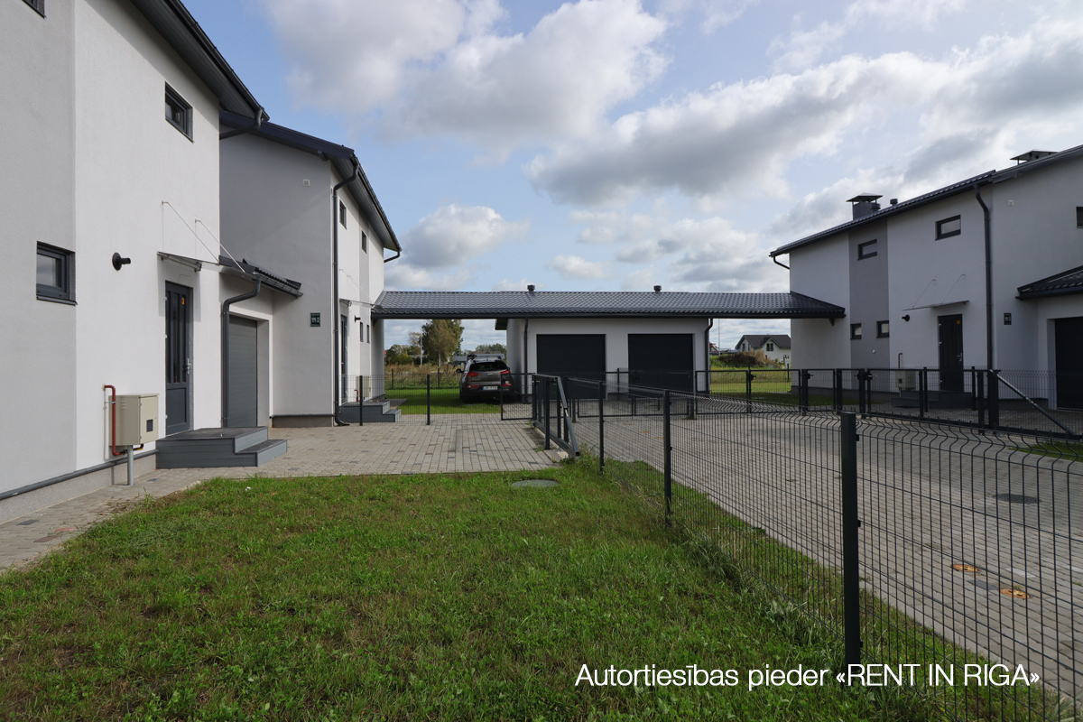 Izīrē māju, Lielā iela - Attēls 1