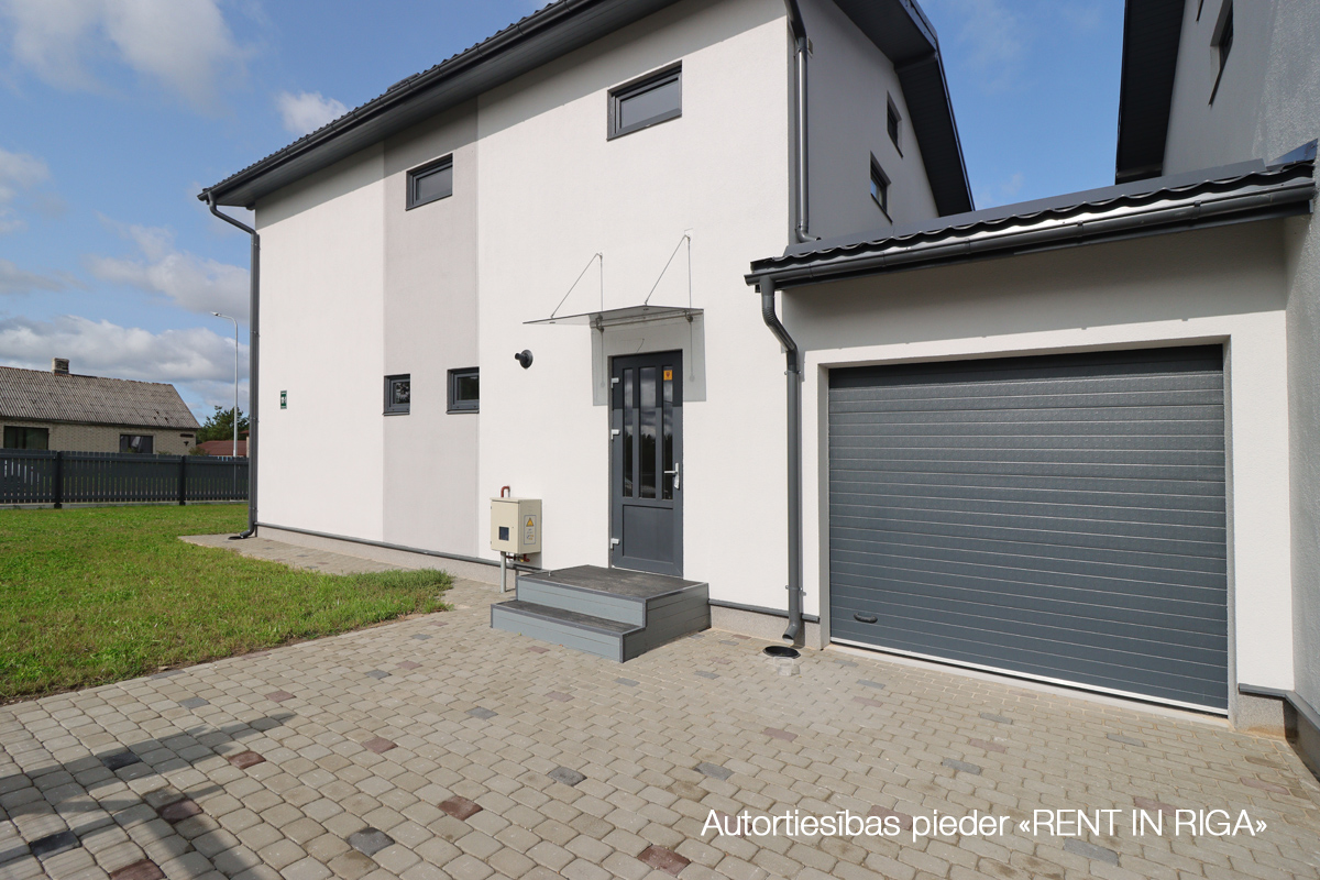 Izīrē māju, Lielā iela - Attēls 1