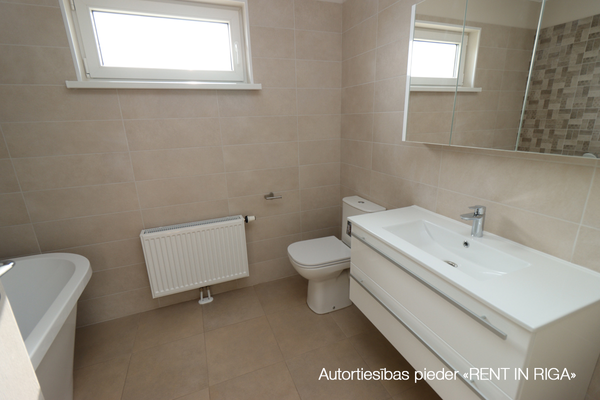 Izīrē māju, Lielā iela - Attēls 1