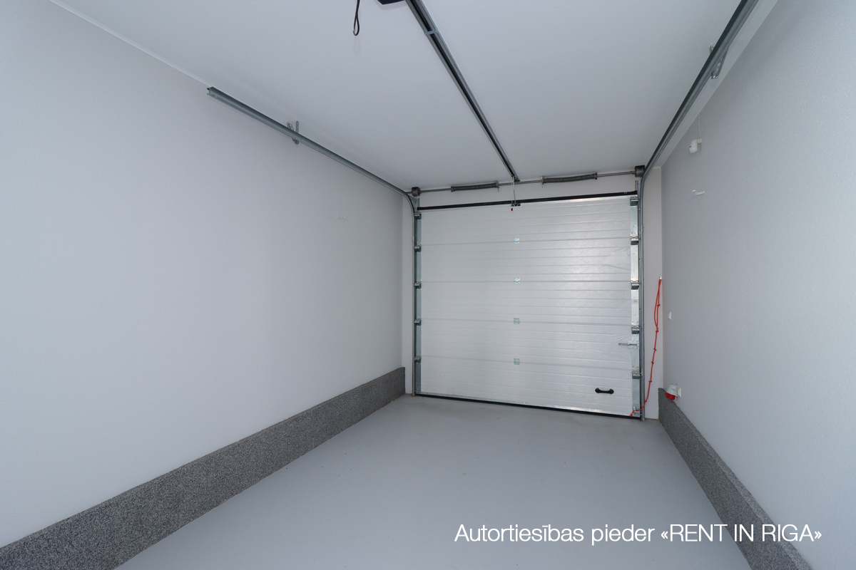 Izīrē māju, Lielā iela - Attēls 1