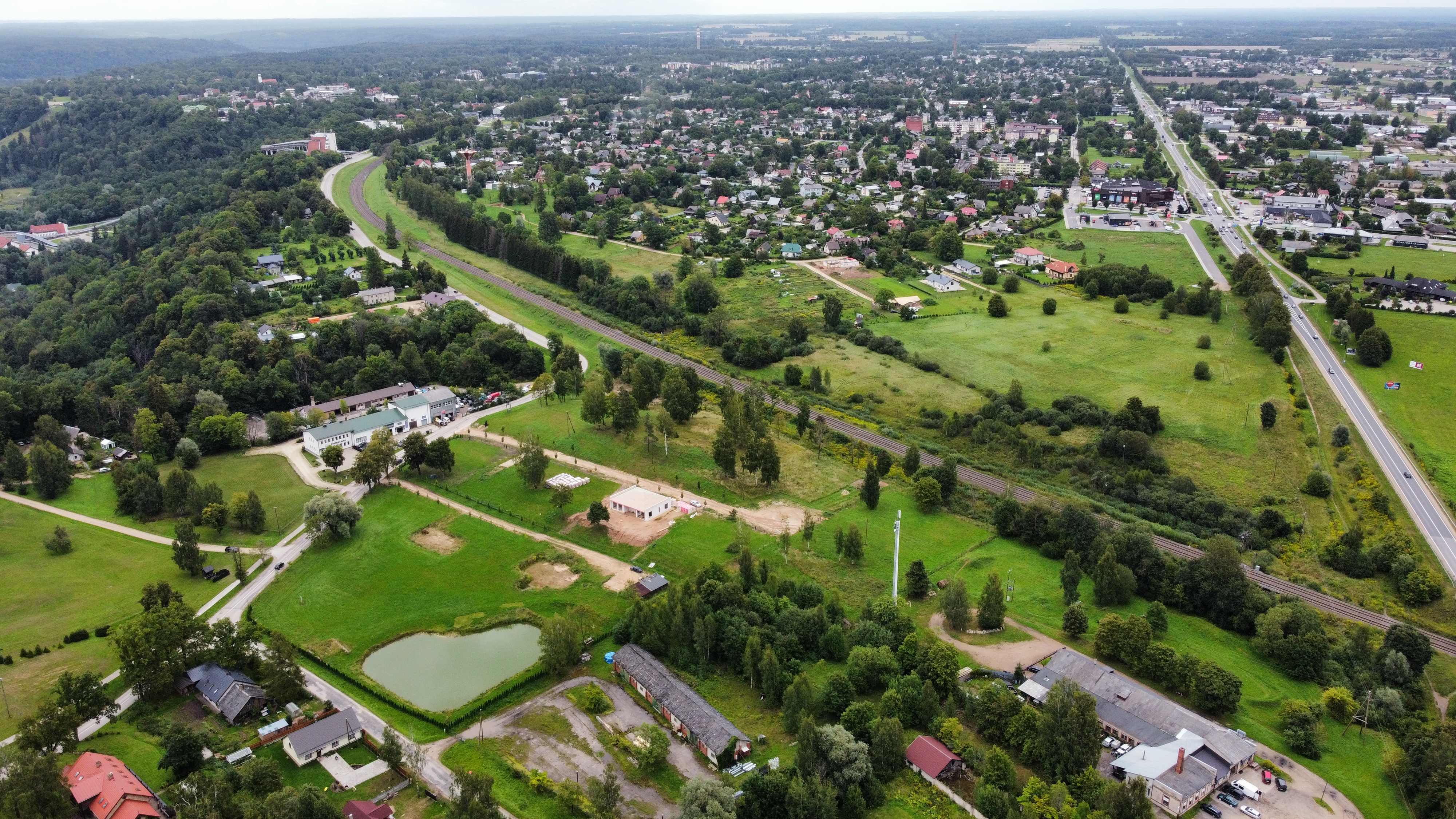 Pārdod zemi, Kalna iela - Attēls 1