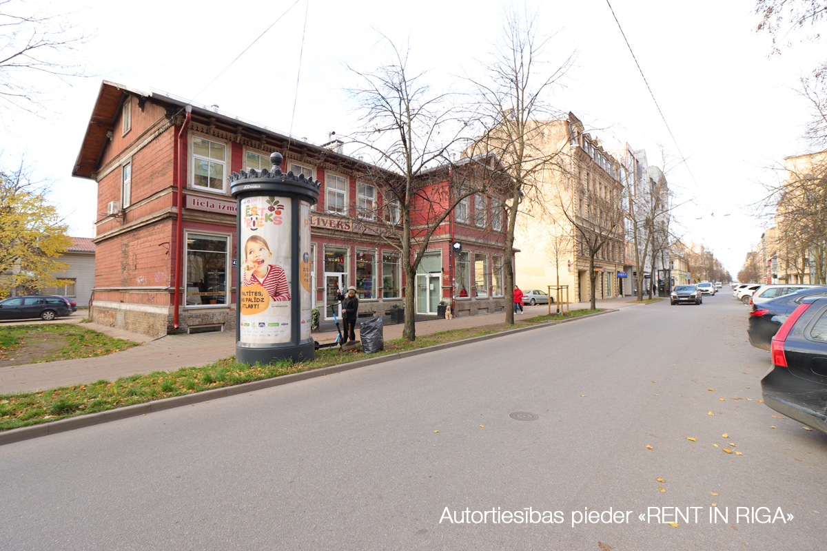 Pārdod zemi, Stabu iela - Attēls 1