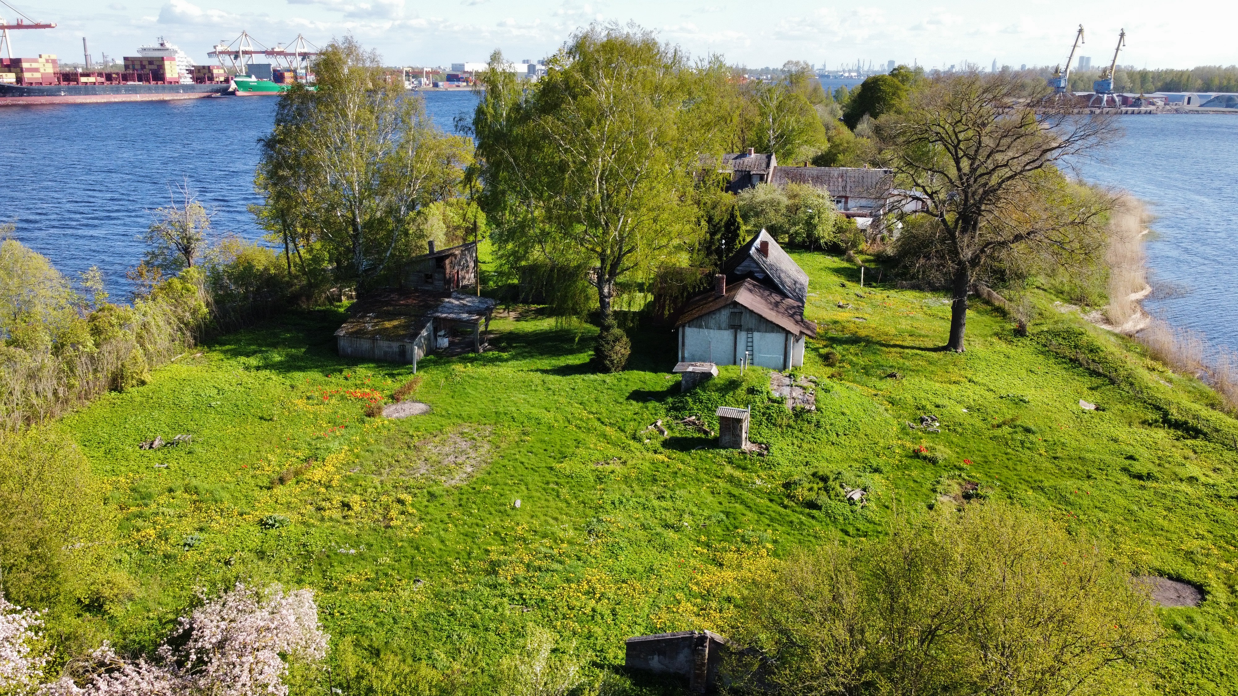 Pārdod zemi, Krēmeru iela - Attēls 1
