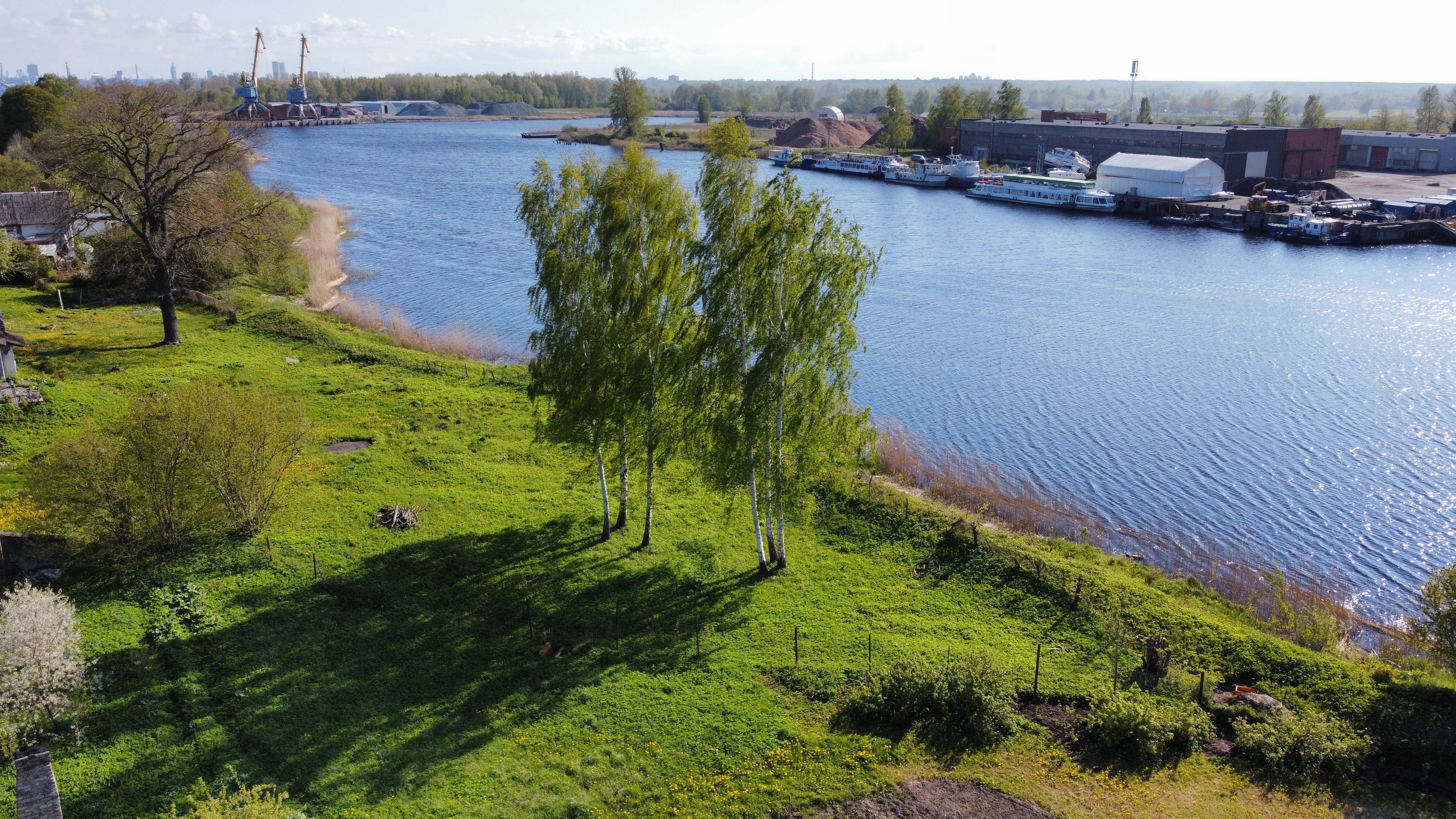Pārdod zemi, Krēmeru iela - Attēls 1