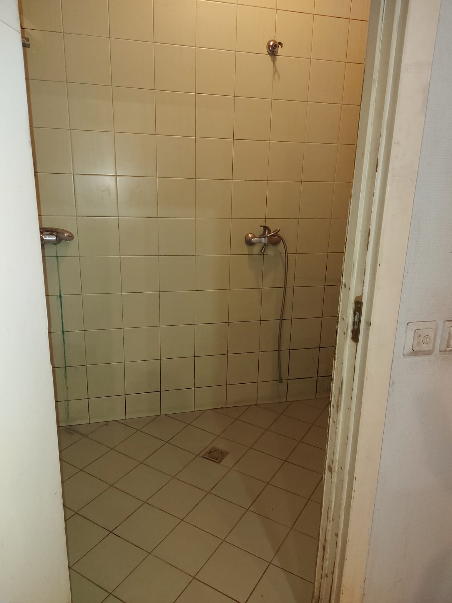 Iznomā noliktavu, Nometņu iela - Attēls 1
