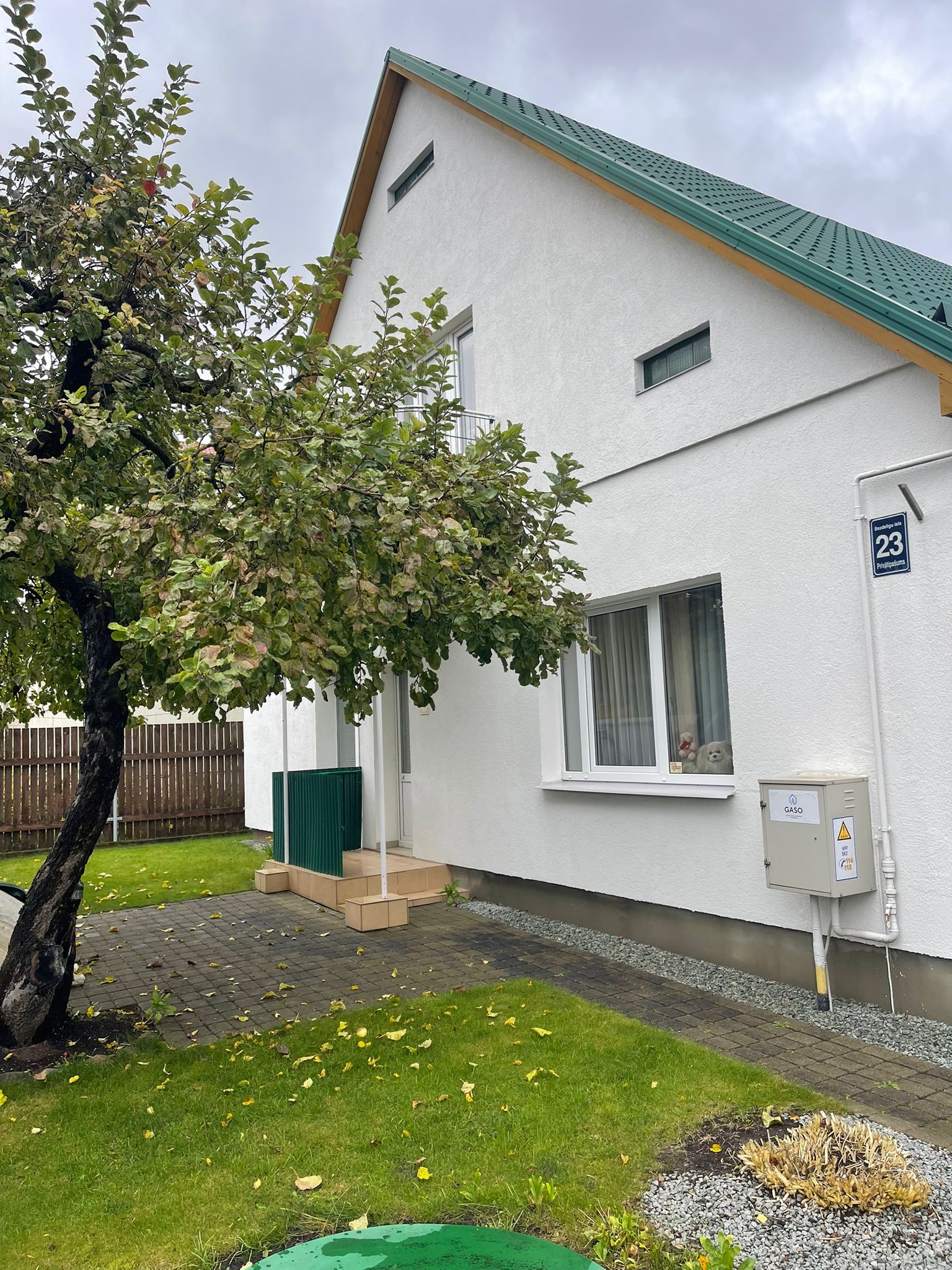 Pārdod māju, Bezdelīgu iela - Attēls 1