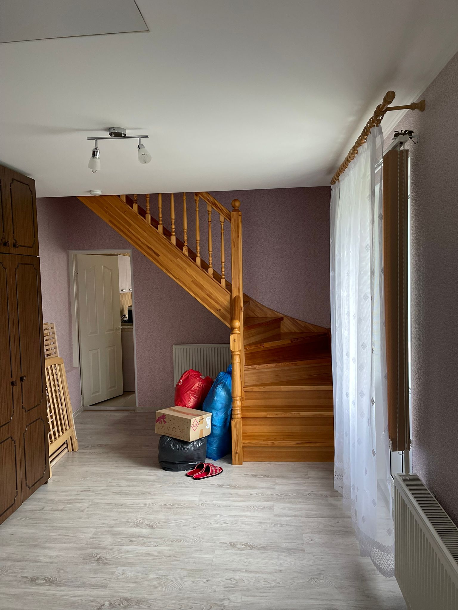 Pārdod māju, Bezdelīgu iela - Attēls 1