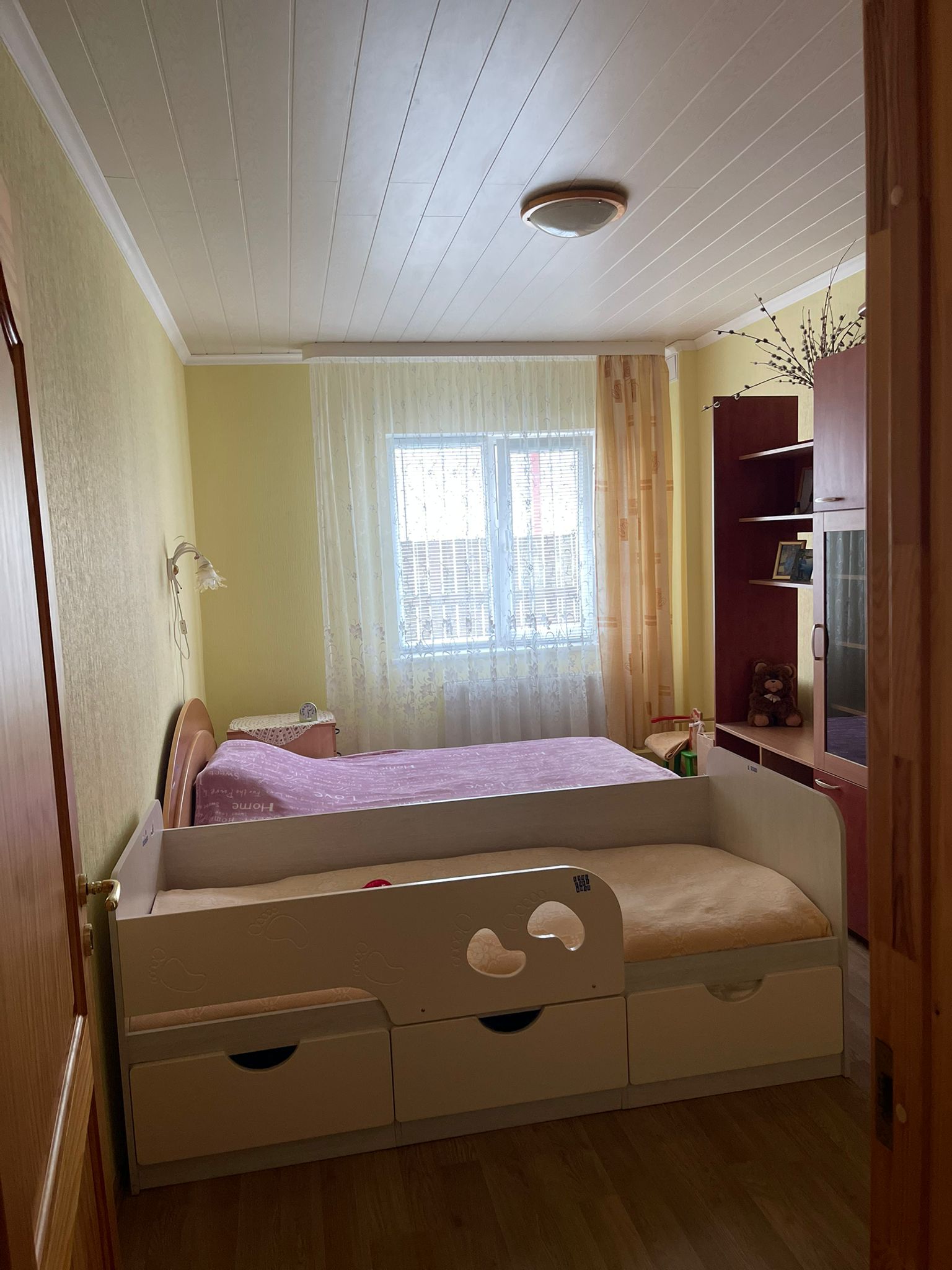 Pārdod māju, Bezdelīgu iela - Attēls 1