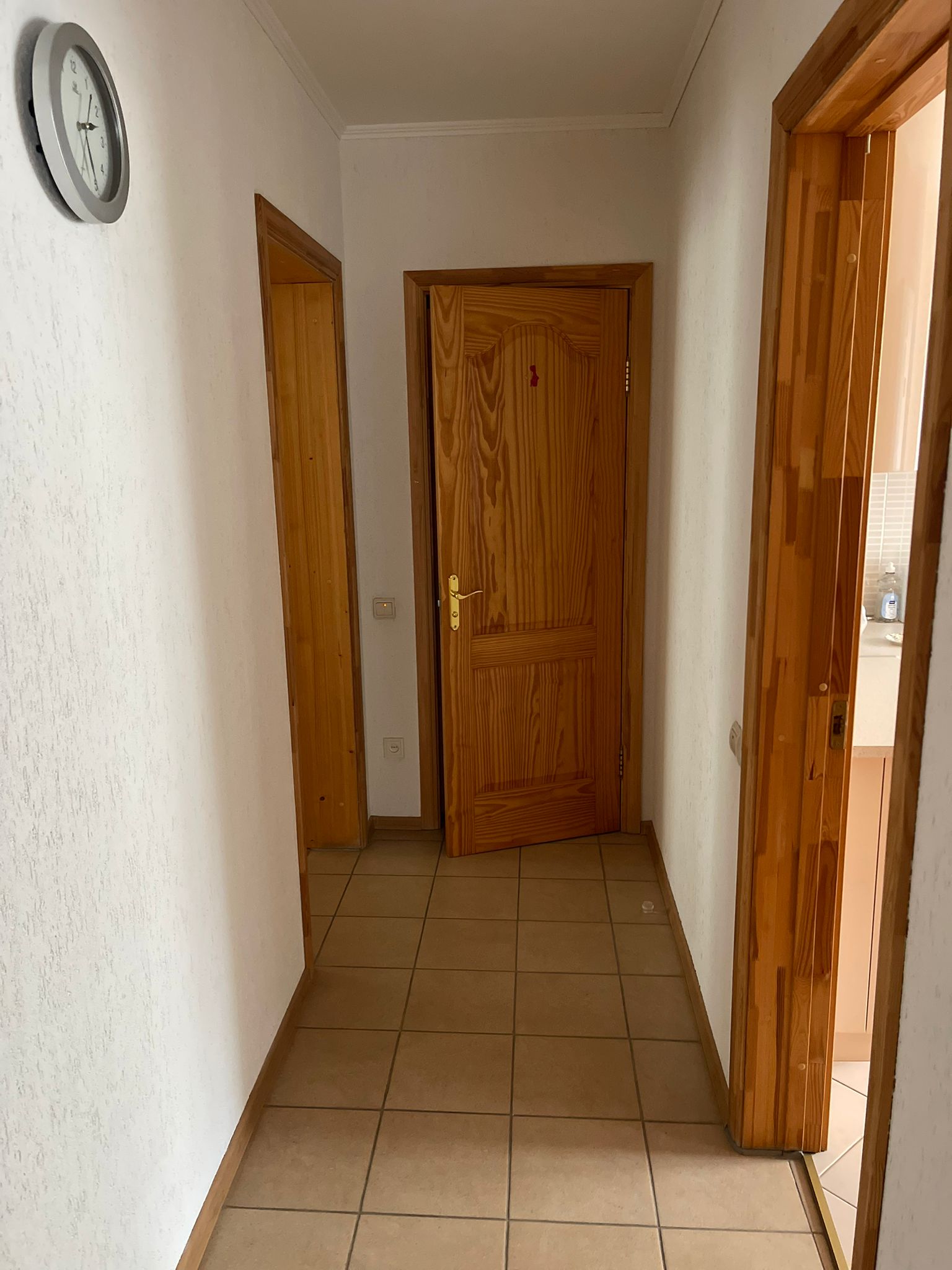 Pārdod māju, Bezdelīgu iela - Attēls 1
