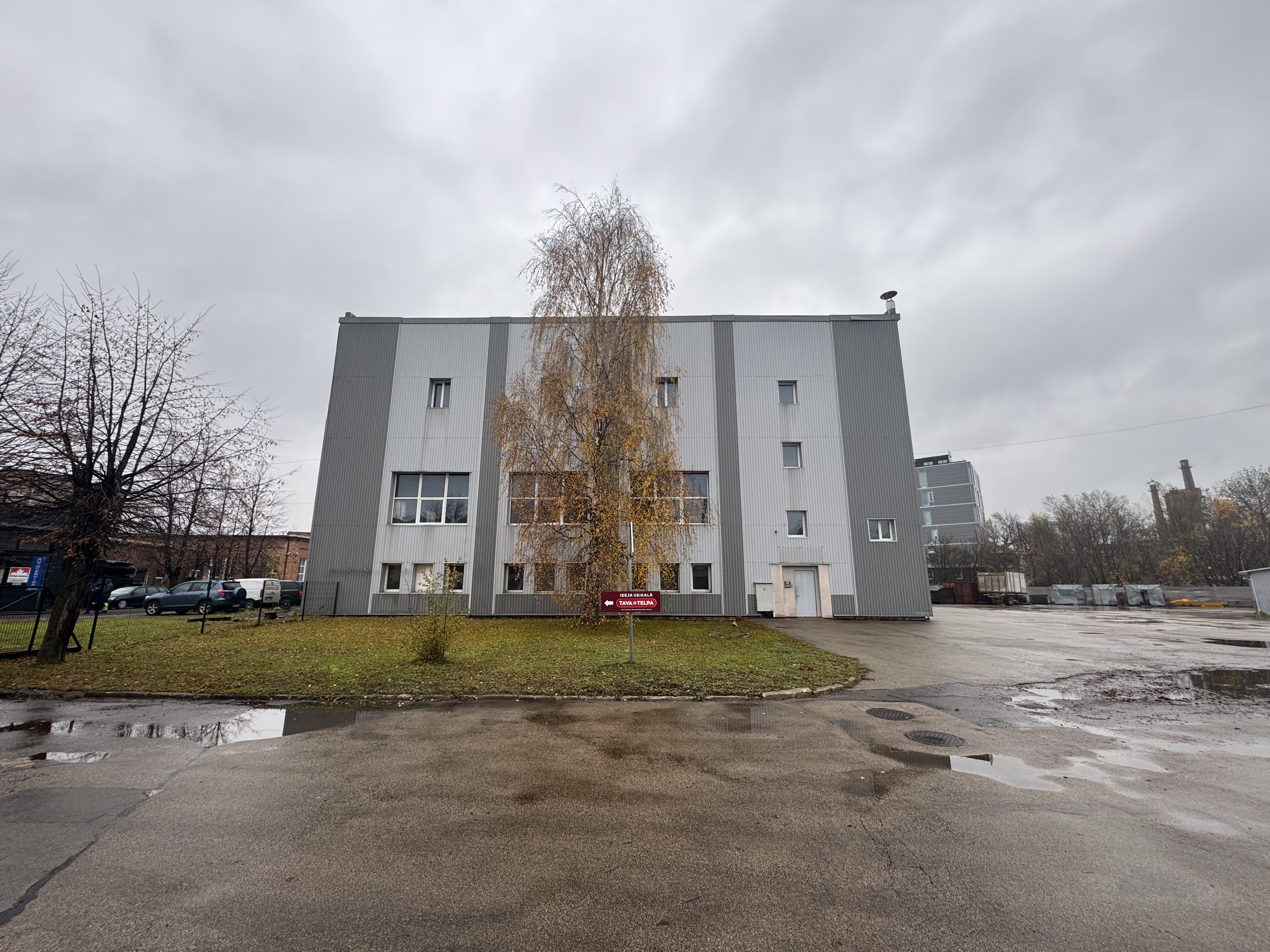 Pārdod noliktavu, Dambja iela - Attēls 1