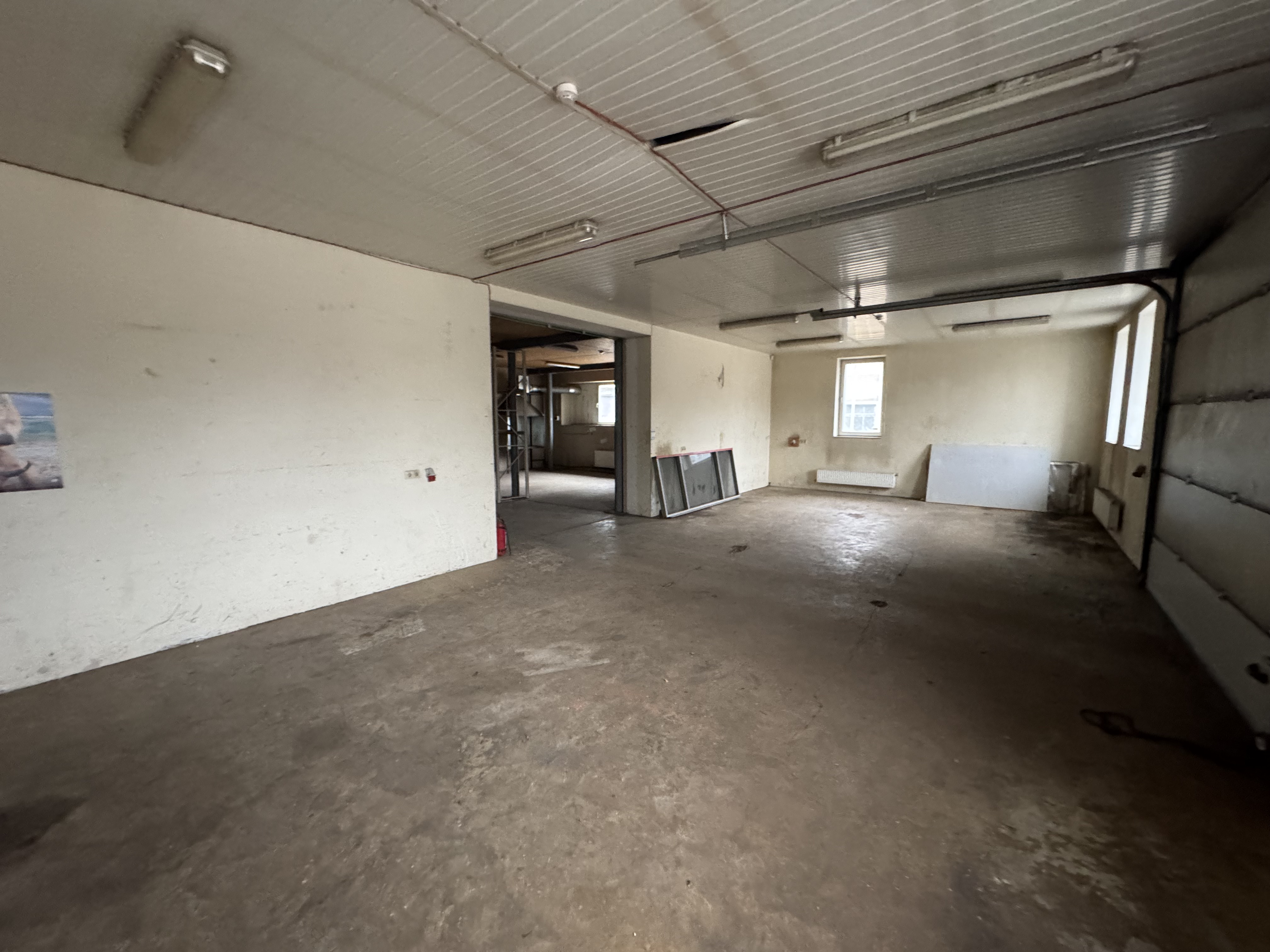 Pārdod noliktavu, Dambja iela - Attēls 1