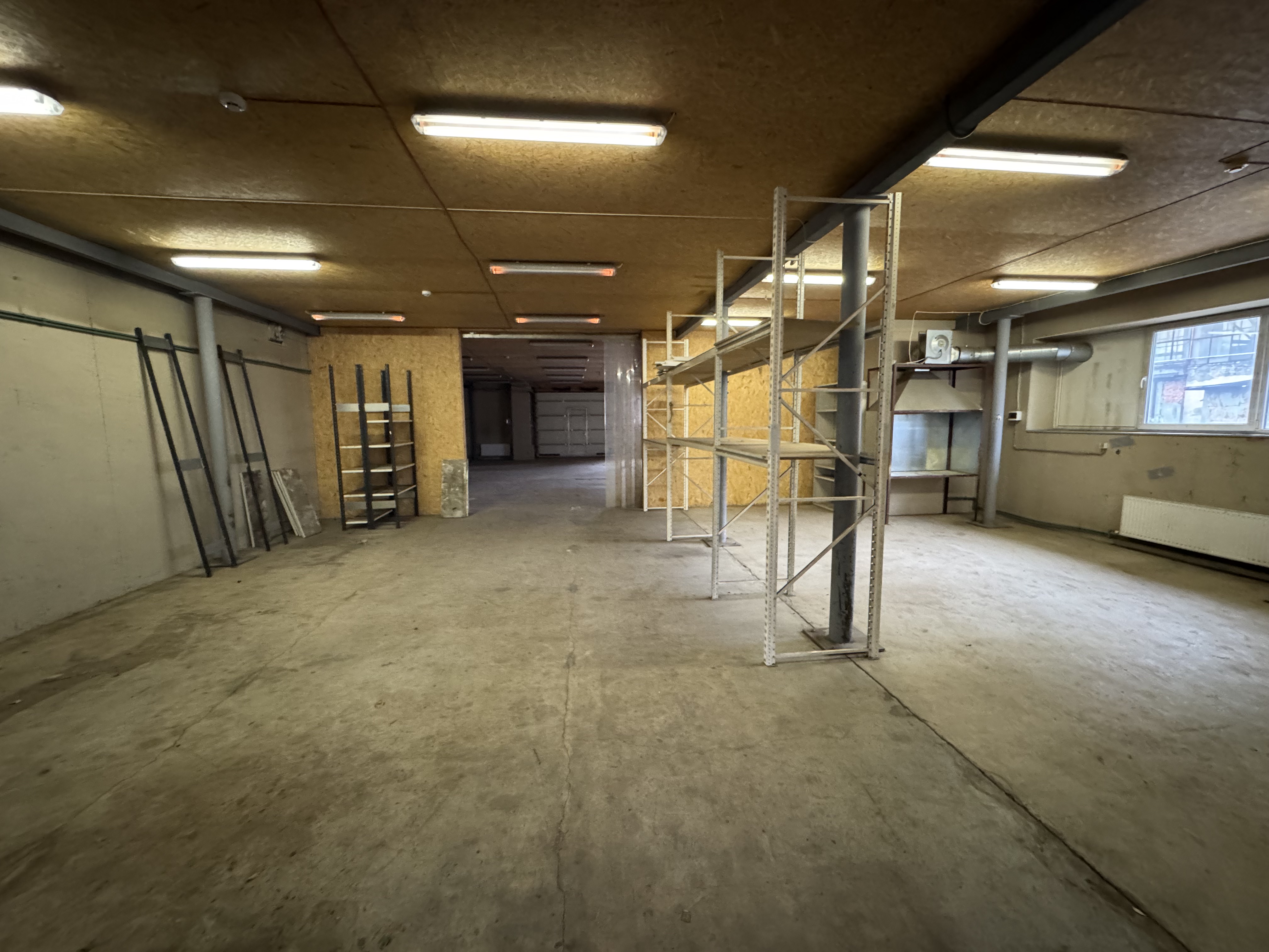 Pārdod noliktavu, Dambja iela - Attēls 1