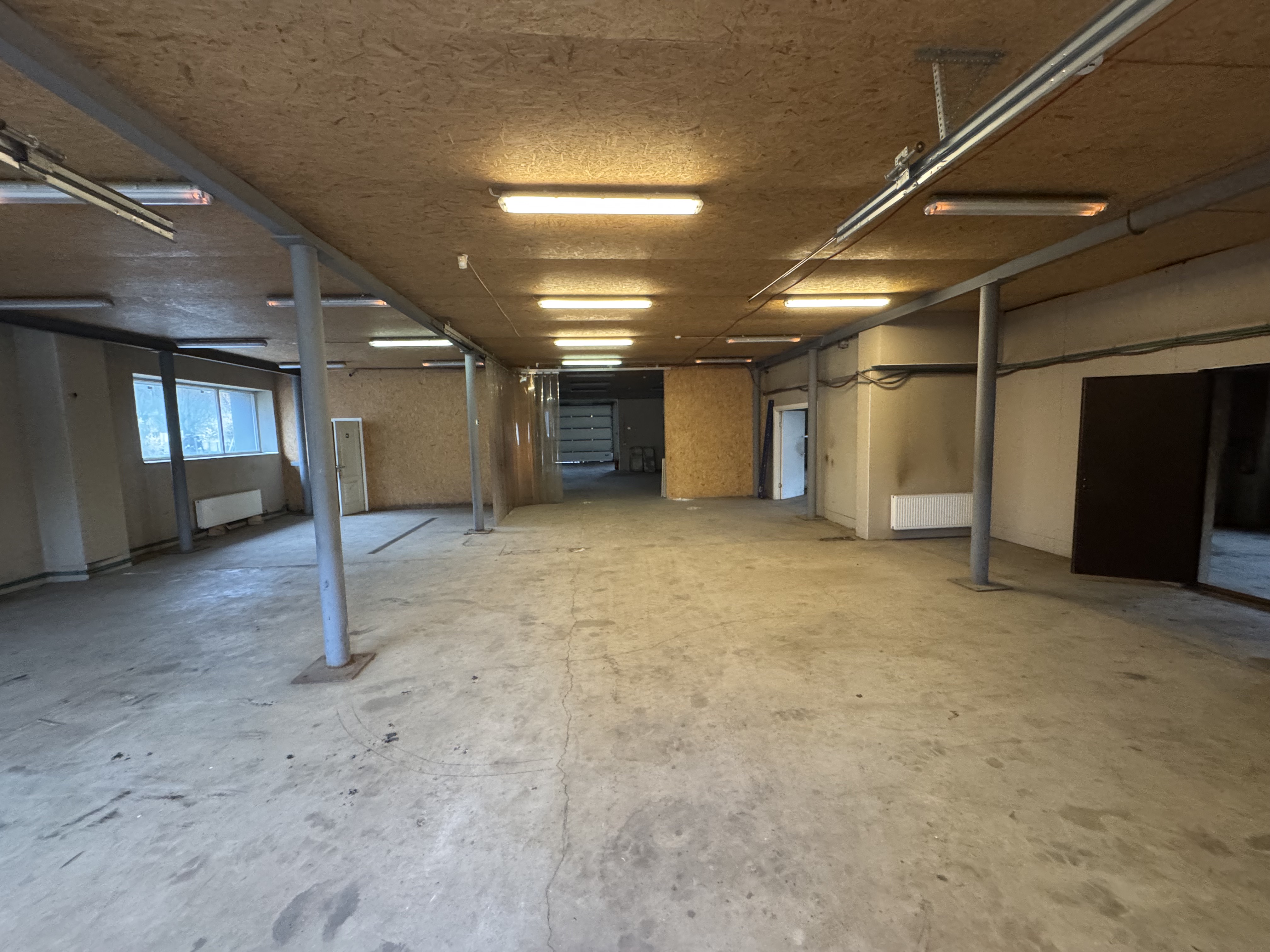 Pārdod noliktavu, Dambja iela - Attēls 1