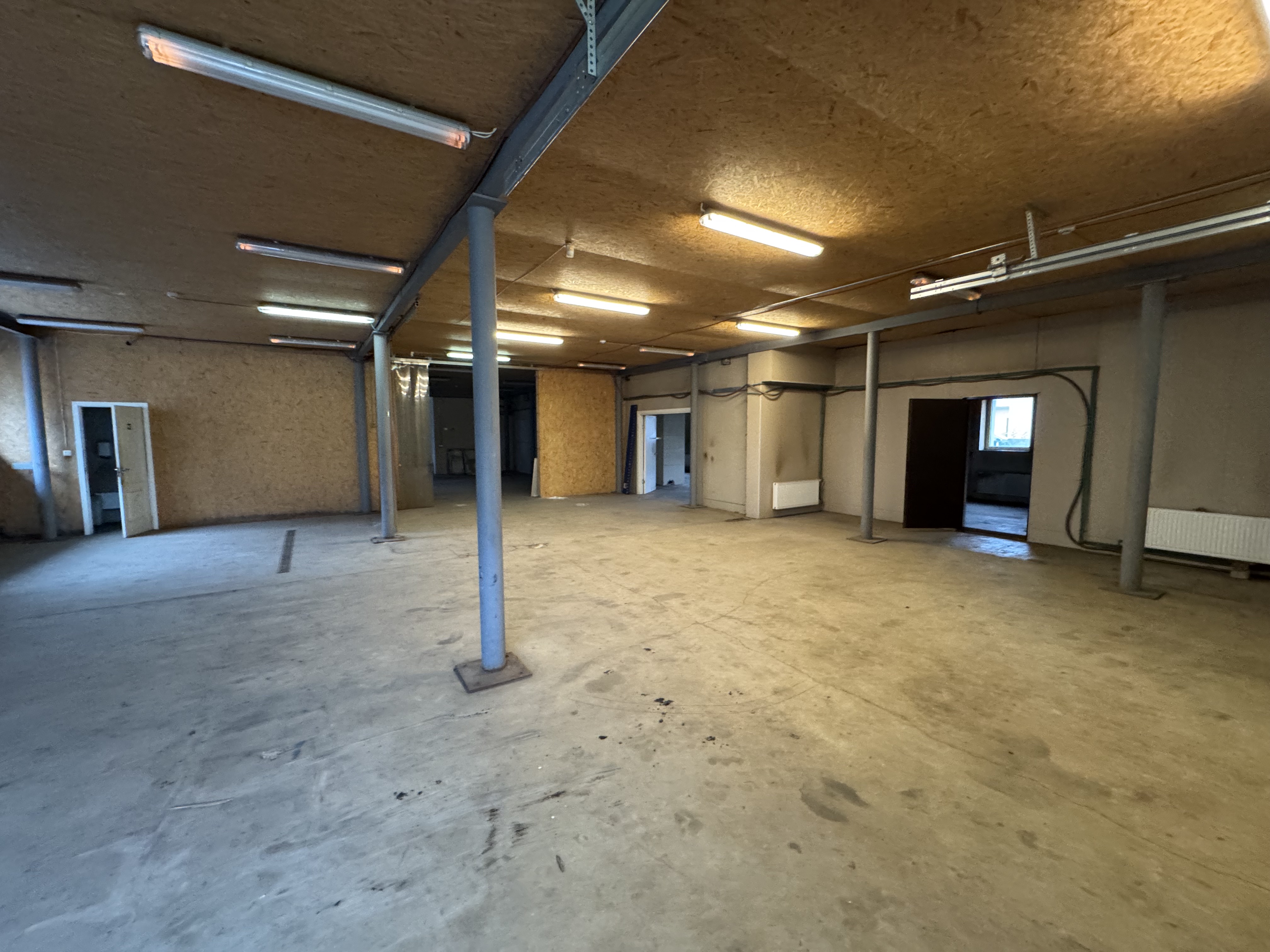 Pārdod noliktavu, Dambja iela - Attēls 1