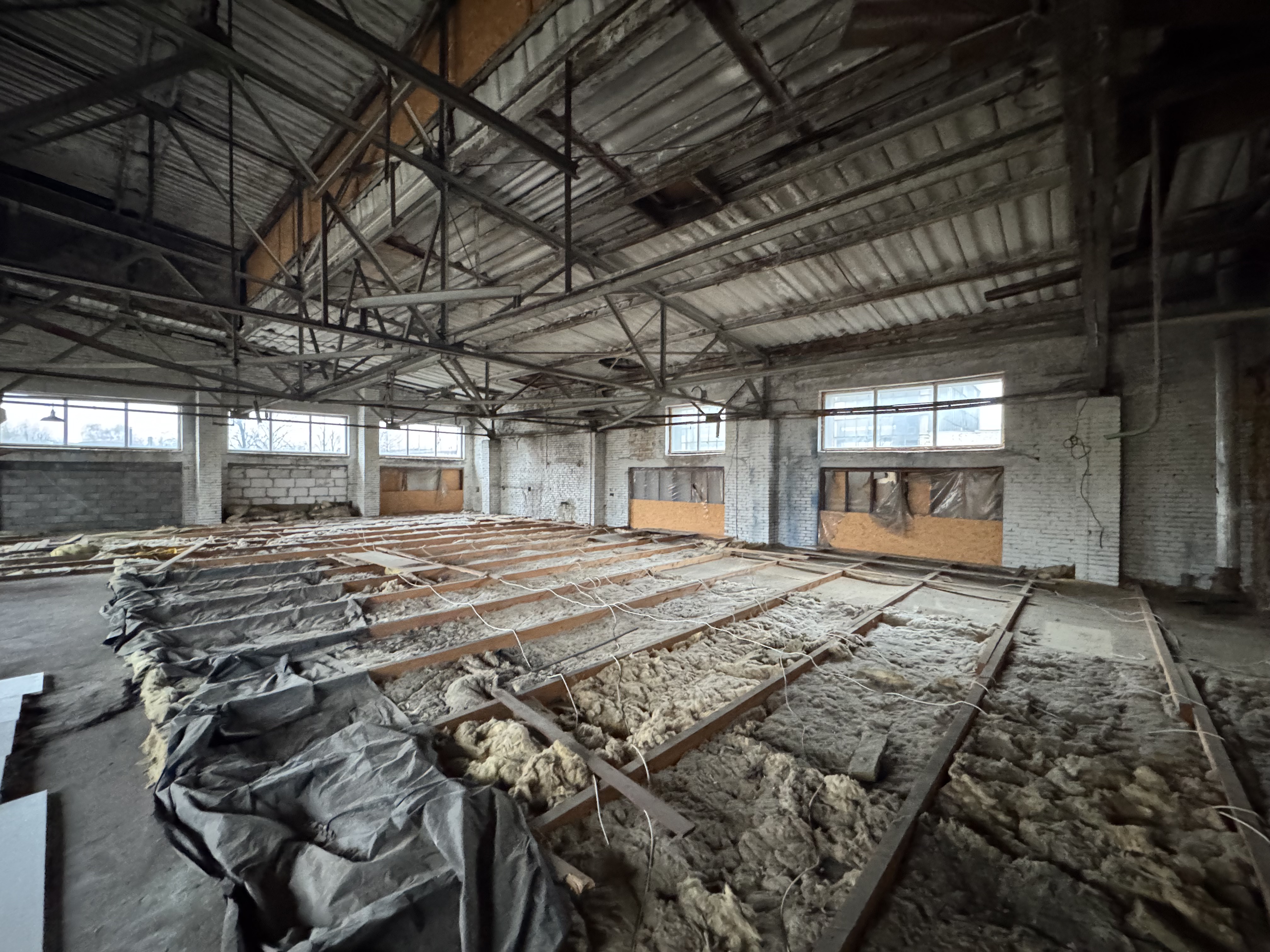 Pārdod noliktavu, Dambja iela - Attēls 1