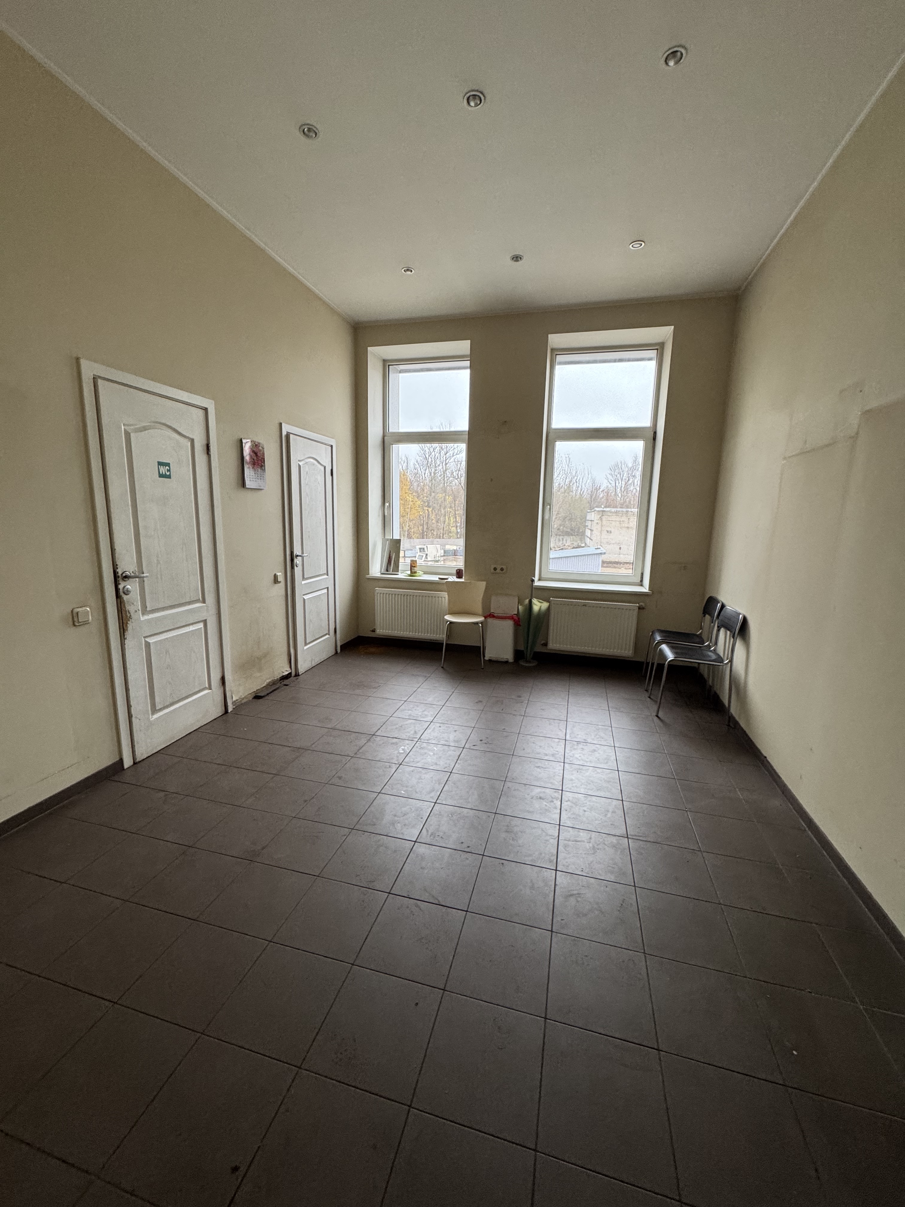 Pārdod noliktavu, Dambja iela - Attēls 1