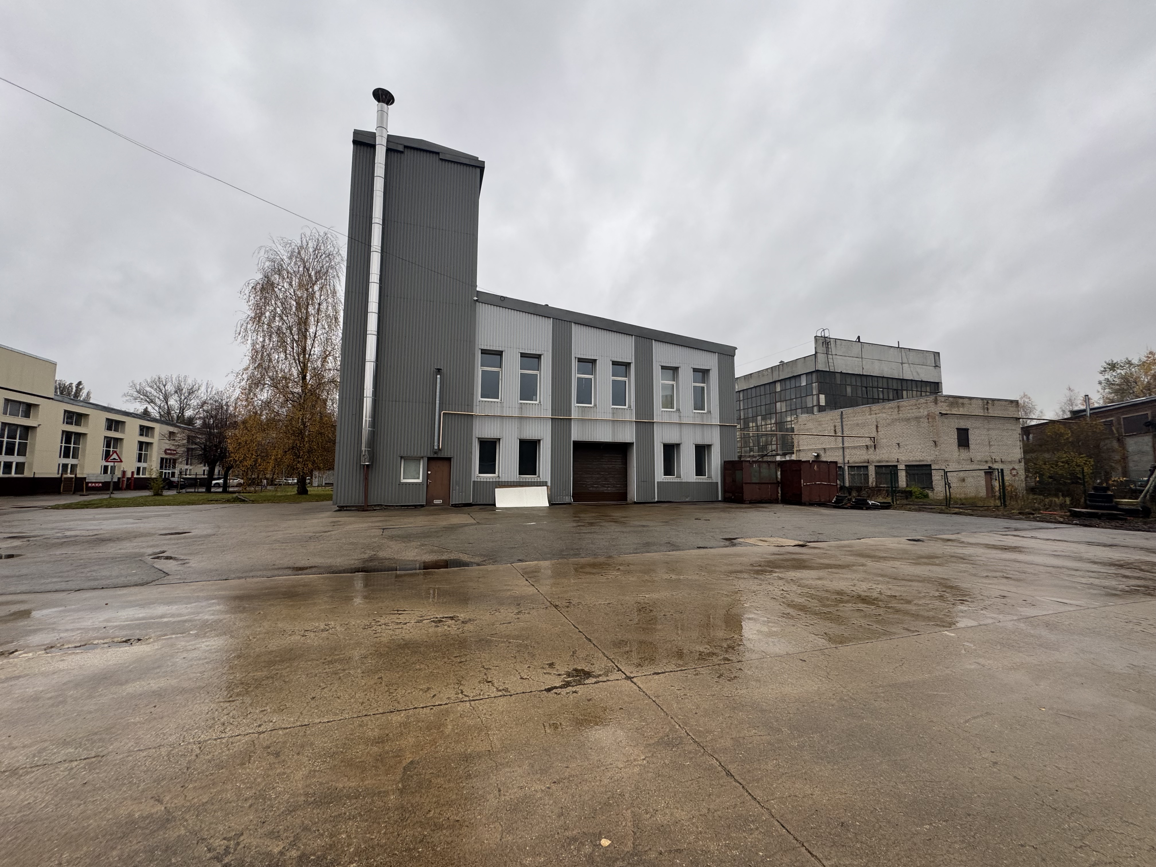 Iznomā noliktavu, Dambja iela - Attēls 1