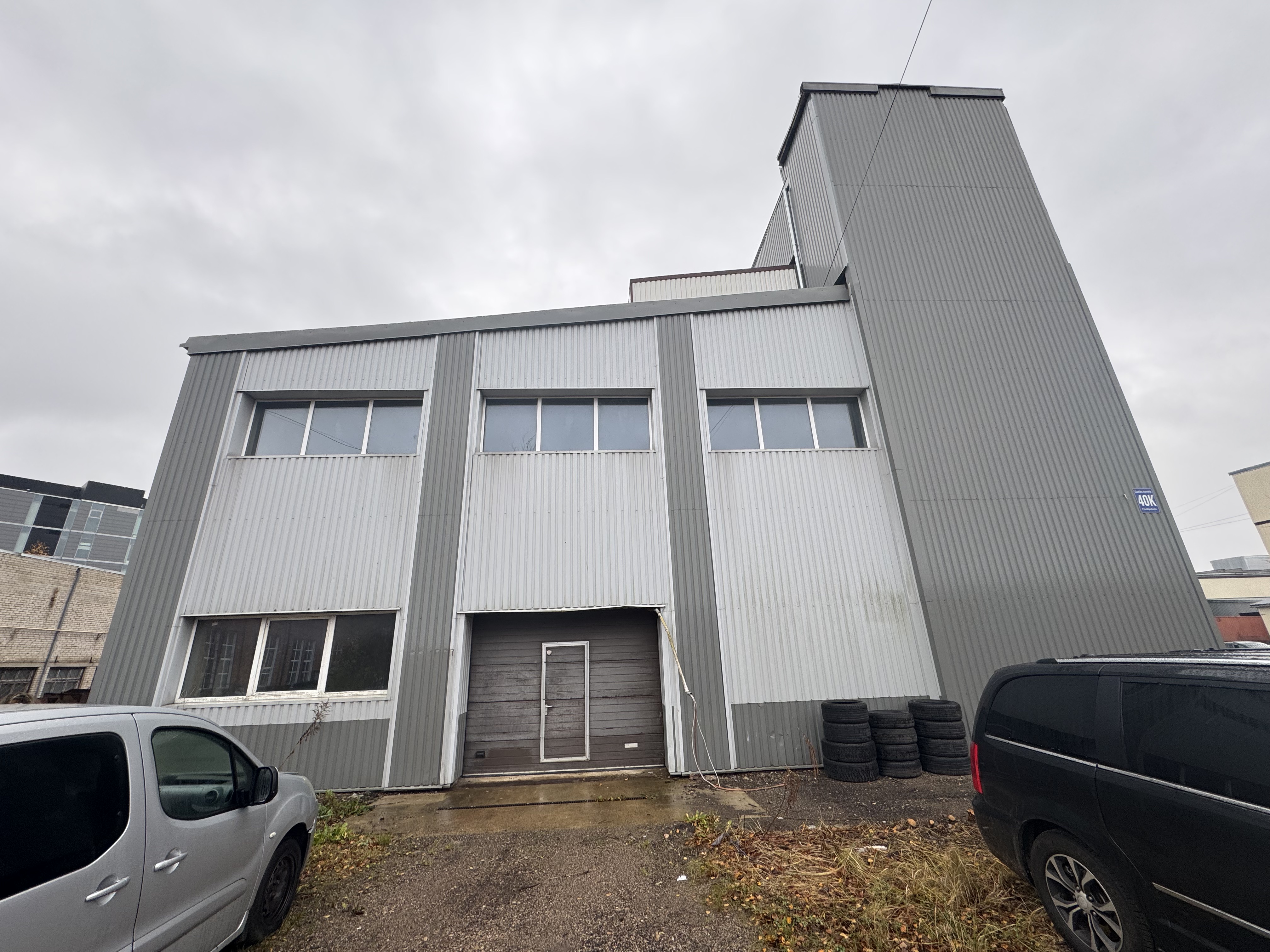 Iznomā noliktavu, Dambja iela - Attēls 1