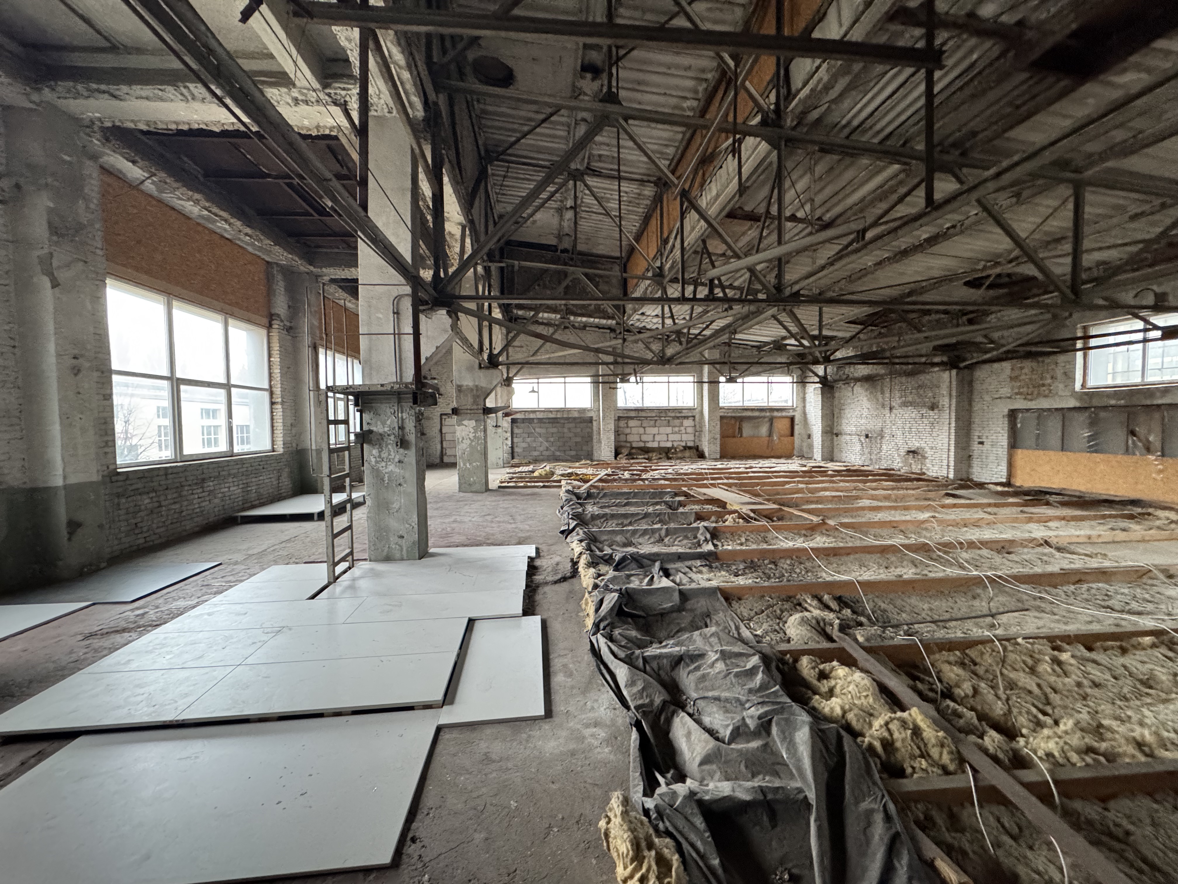 Iznomā noliktavu, Dambja iela - Attēls 1