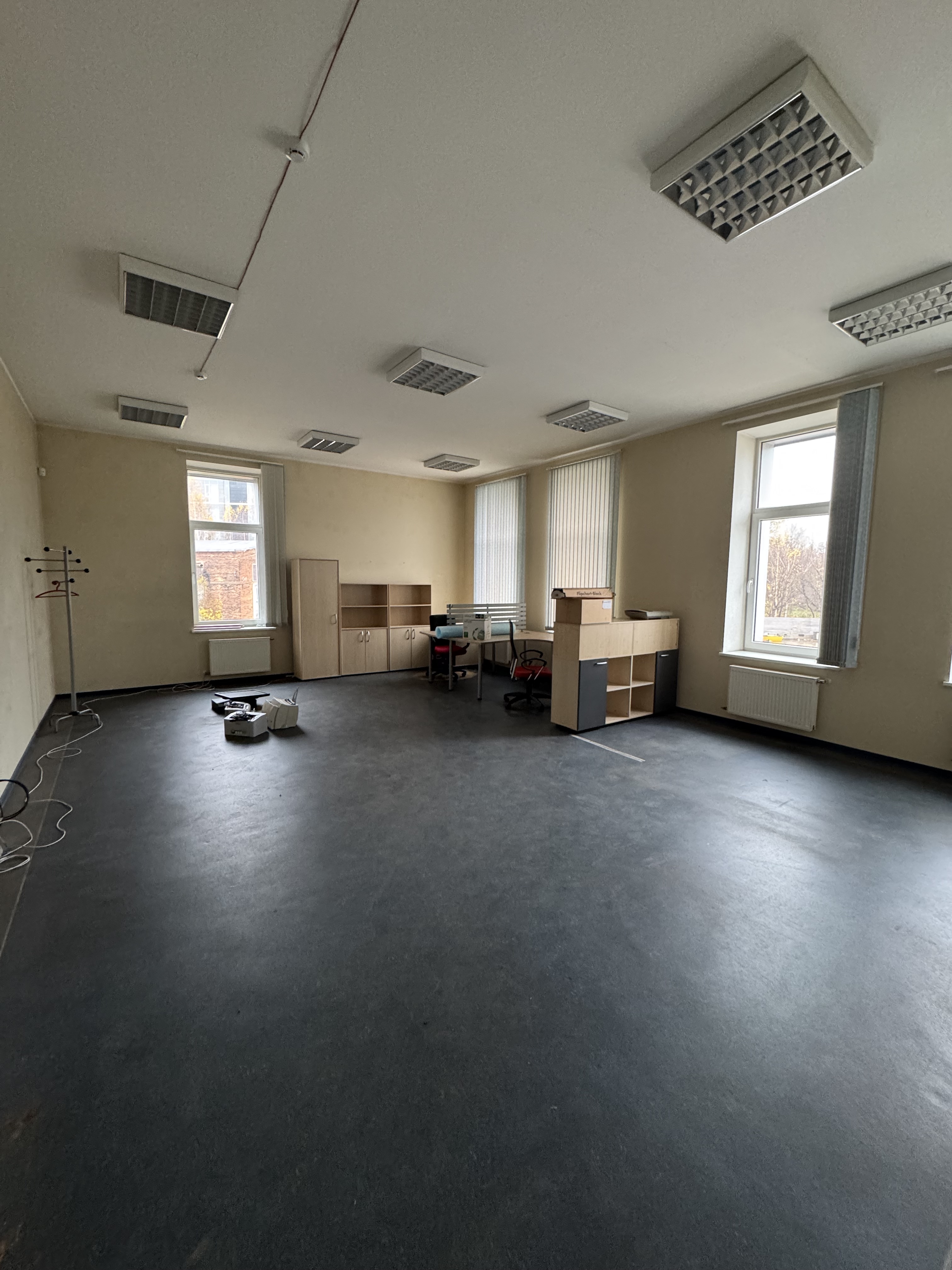 Iznomā noliktavu, Dambja iela - Attēls 1