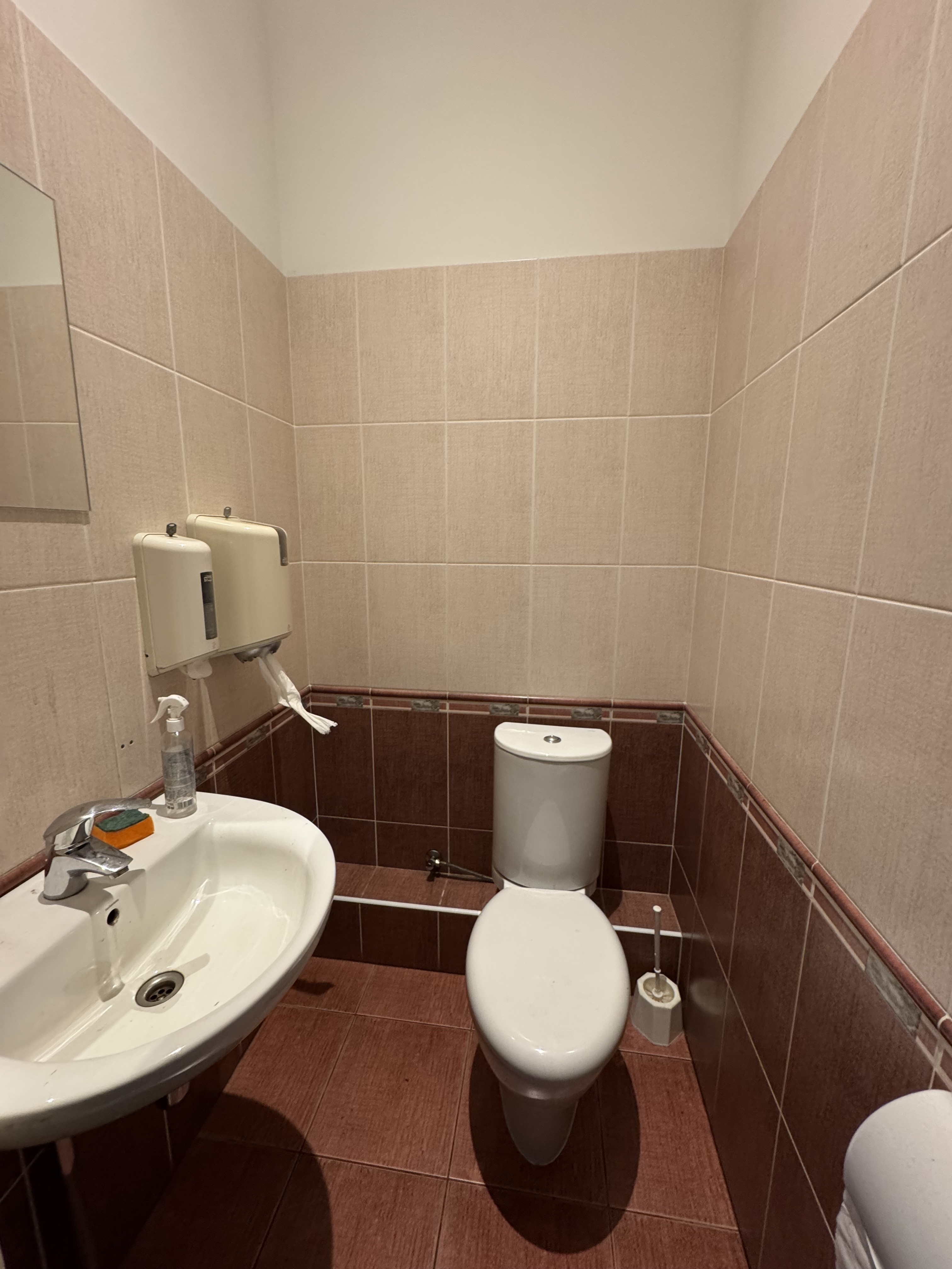 Iznomā noliktavu, Dambja iela - Attēls 1