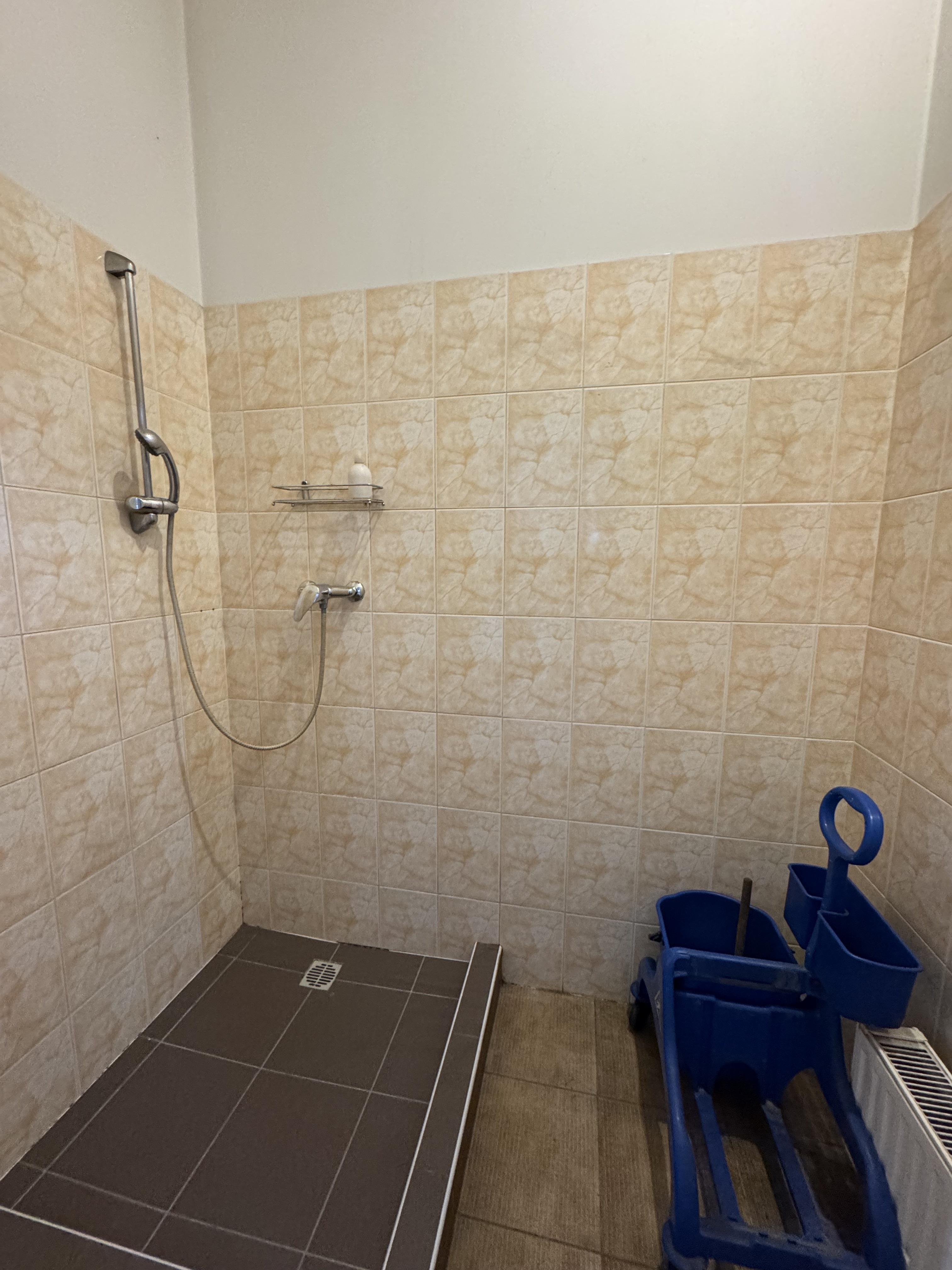 Iznomā noliktavu, Dambja iela - Attēls 1