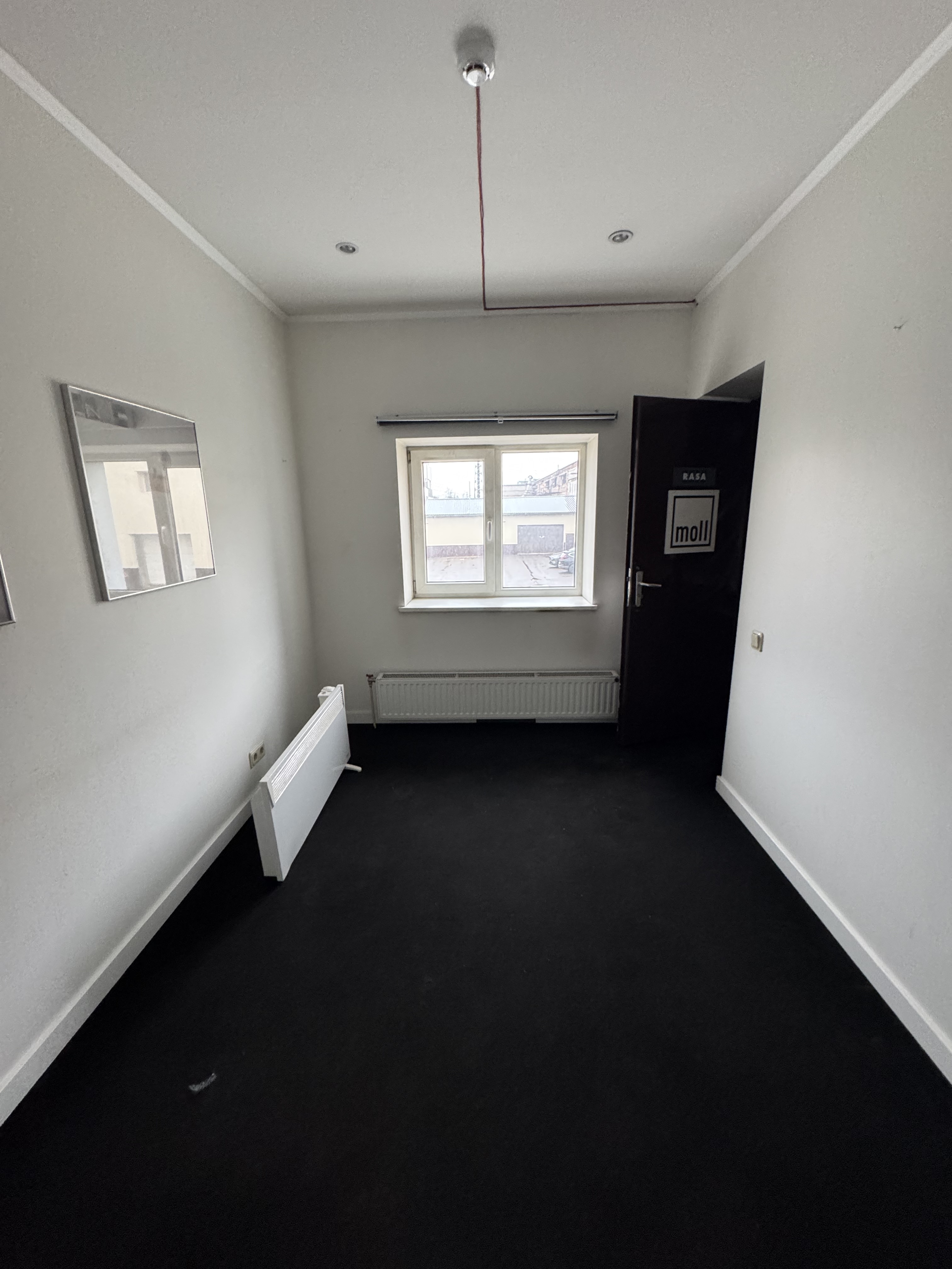 Iznomā noliktavu, Dambja iela - Attēls 1