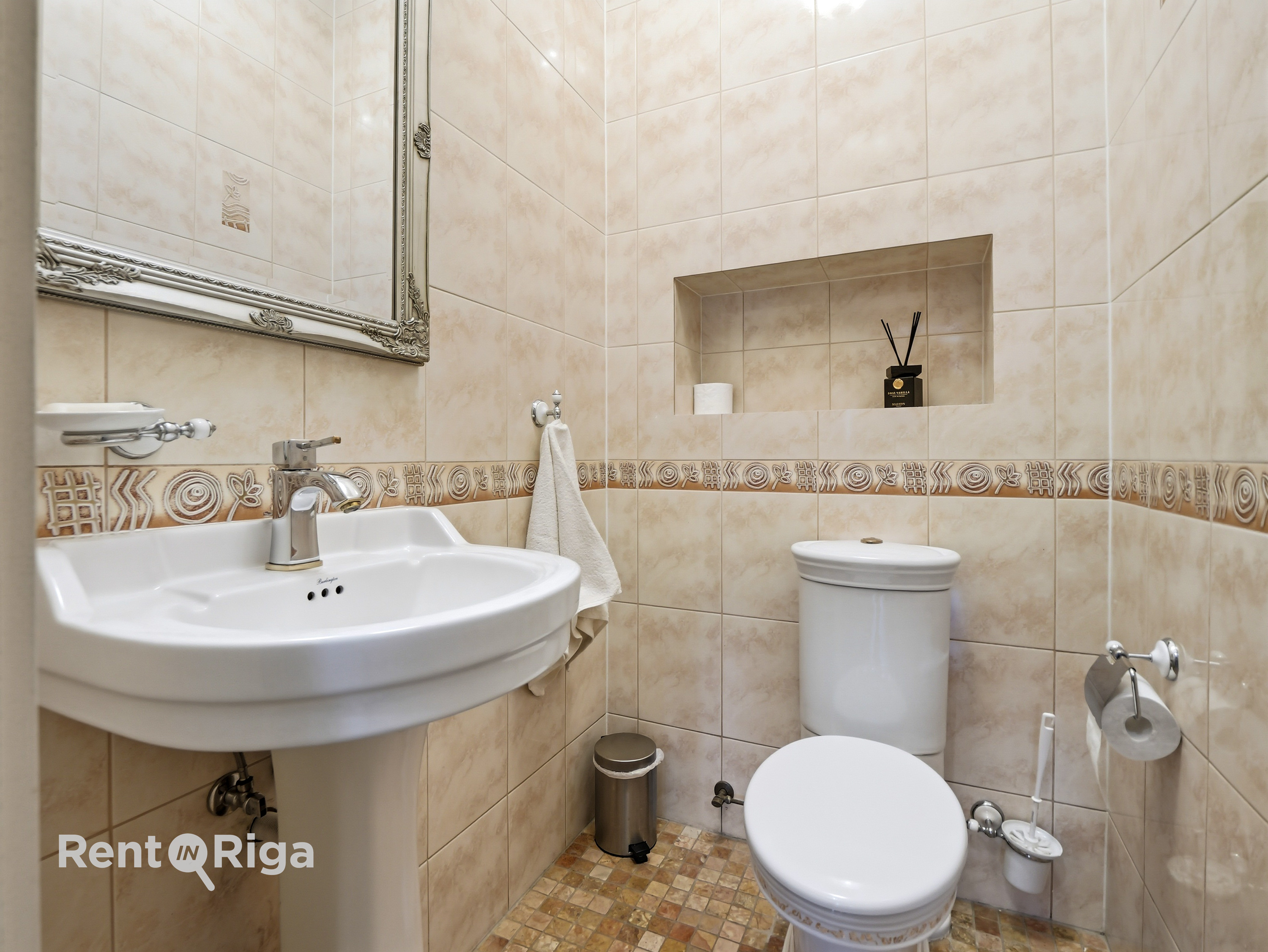 Pārdod māju, Kalēju iela - Attēls 1