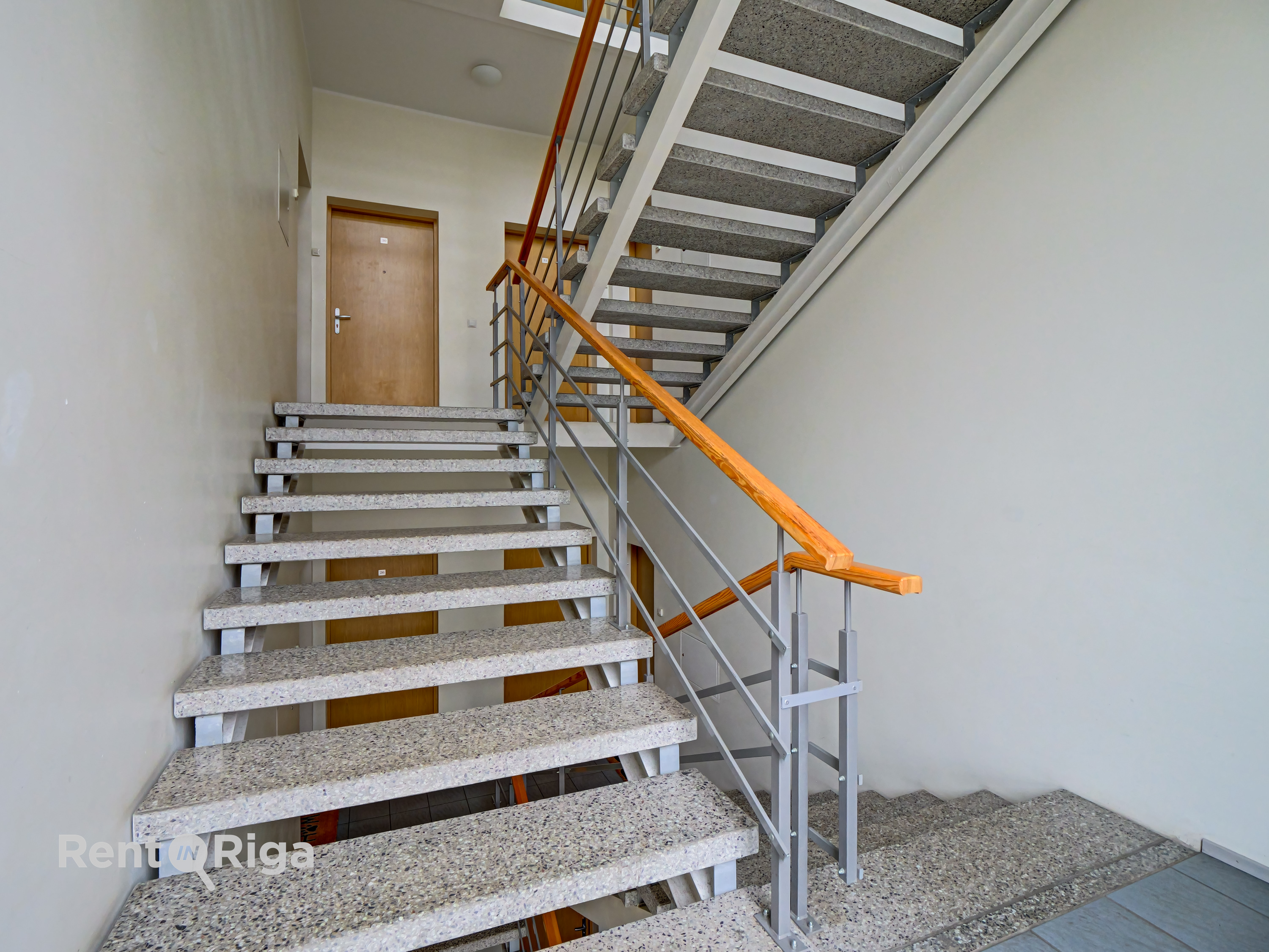 Pārdod dzīvokli, Dumbrāja iela 18 k1 - Attēls 1