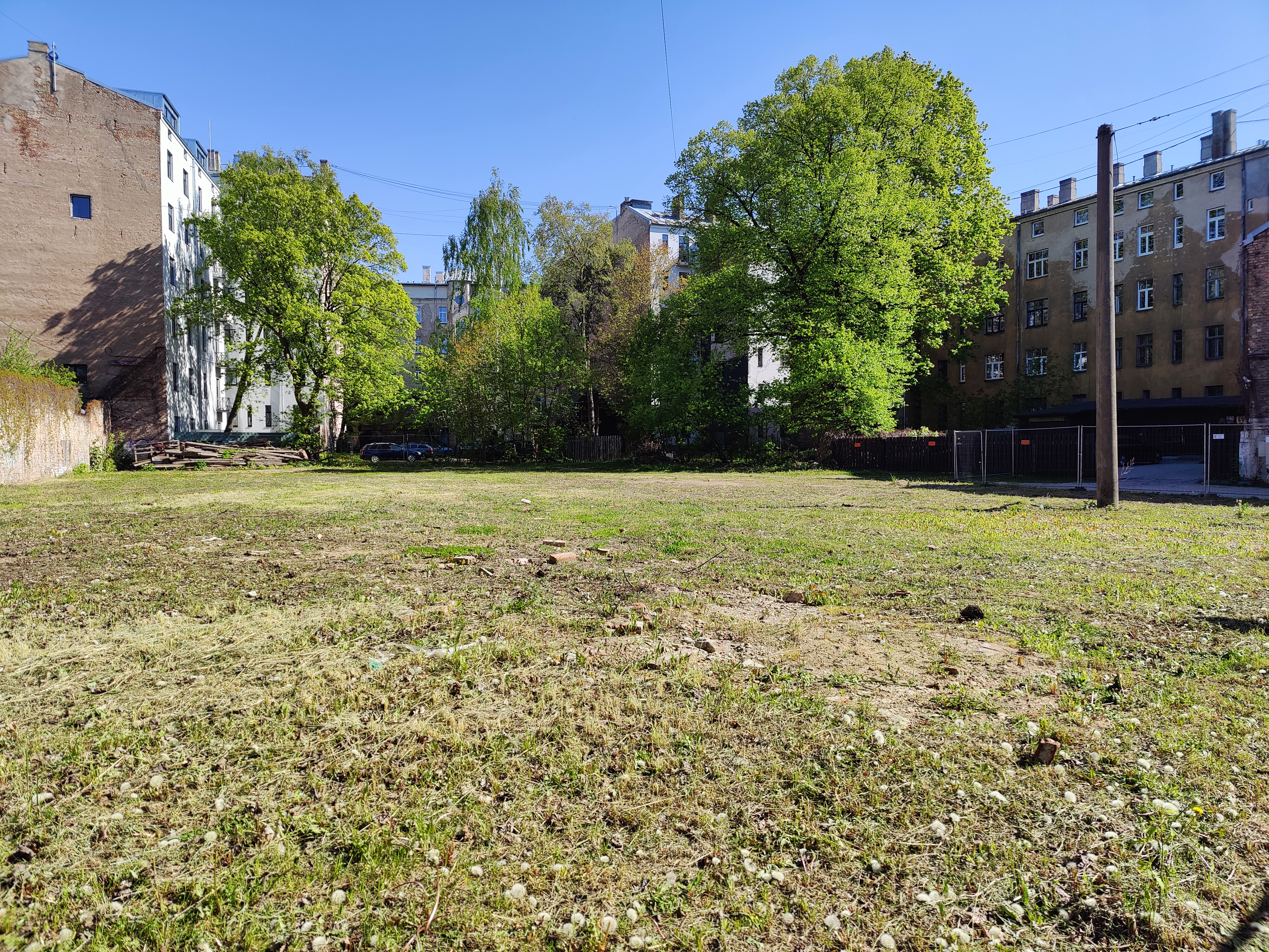 Pārdod zemi, Miera iela - Attēls 1