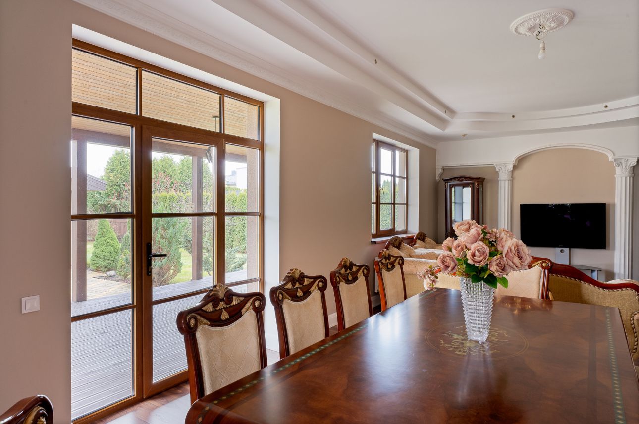 Pārdod māju, Rožu iela - Attēls 1