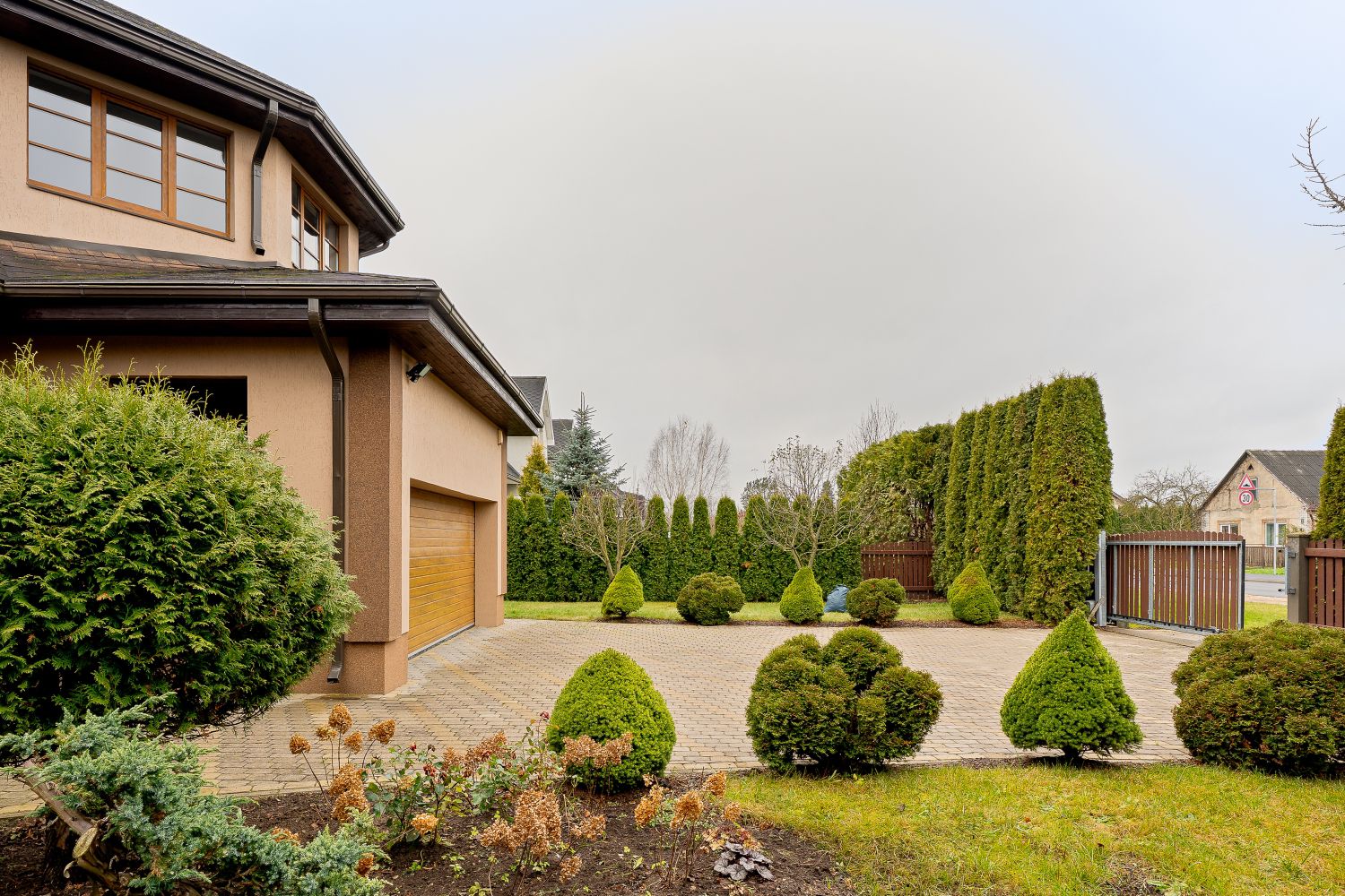 Pārdod māju, Rožu iela - Attēls 1