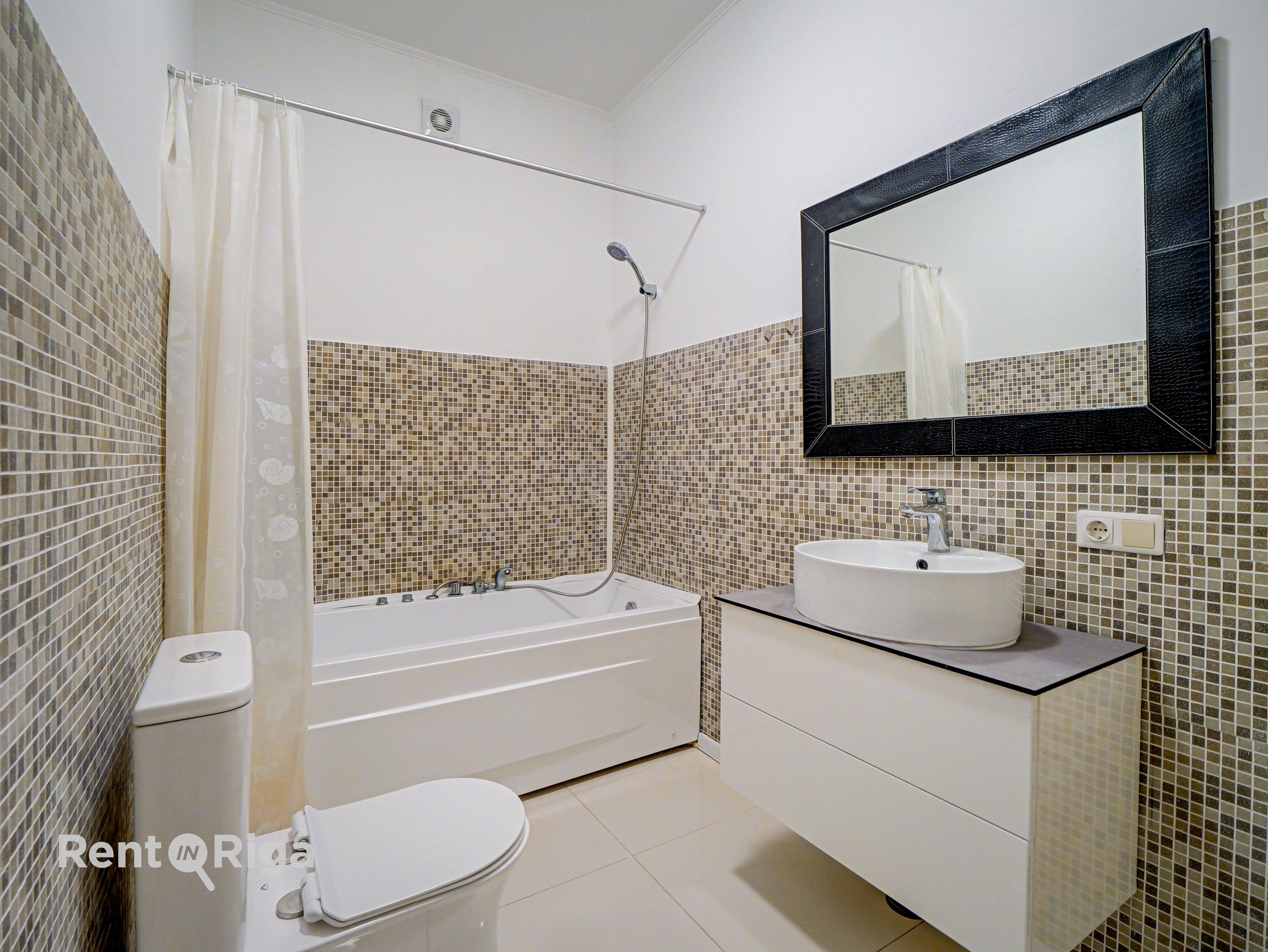 Izīrē māju, Ezera iela - Attēls 1