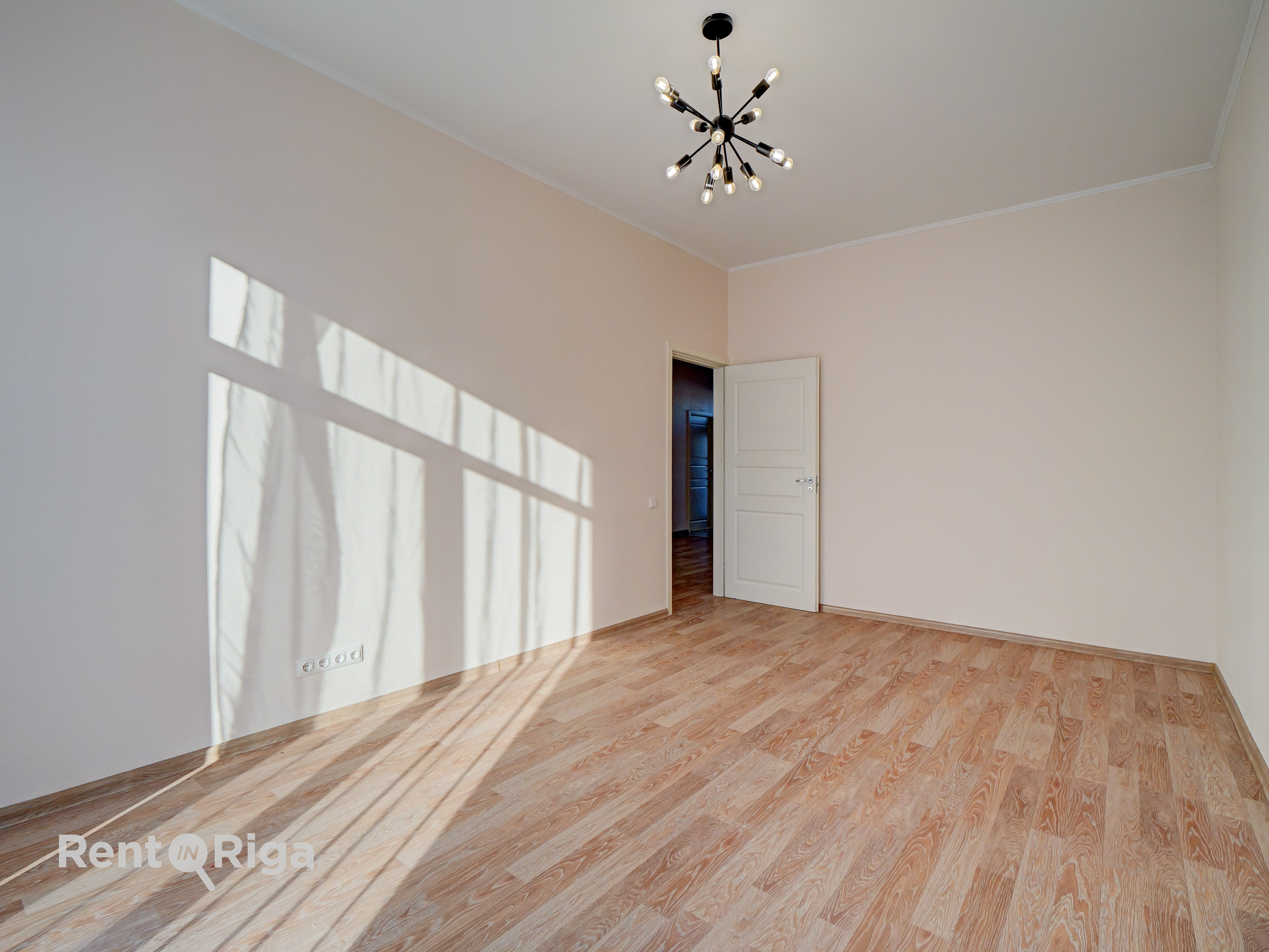 Izīrē māju, Ezera iela - Attēls 1