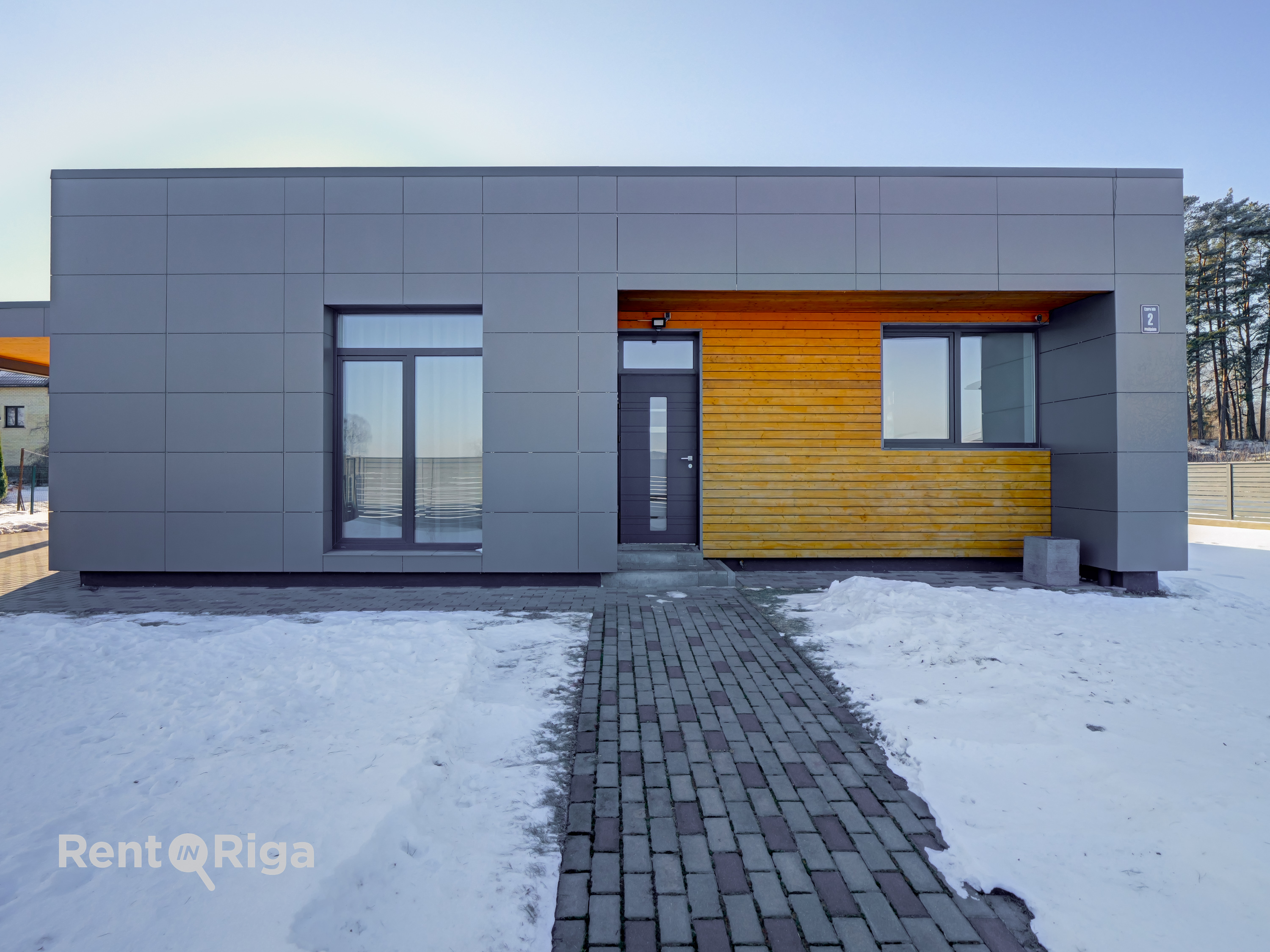 Izīrē māju, Ezera iela - Attēls 1