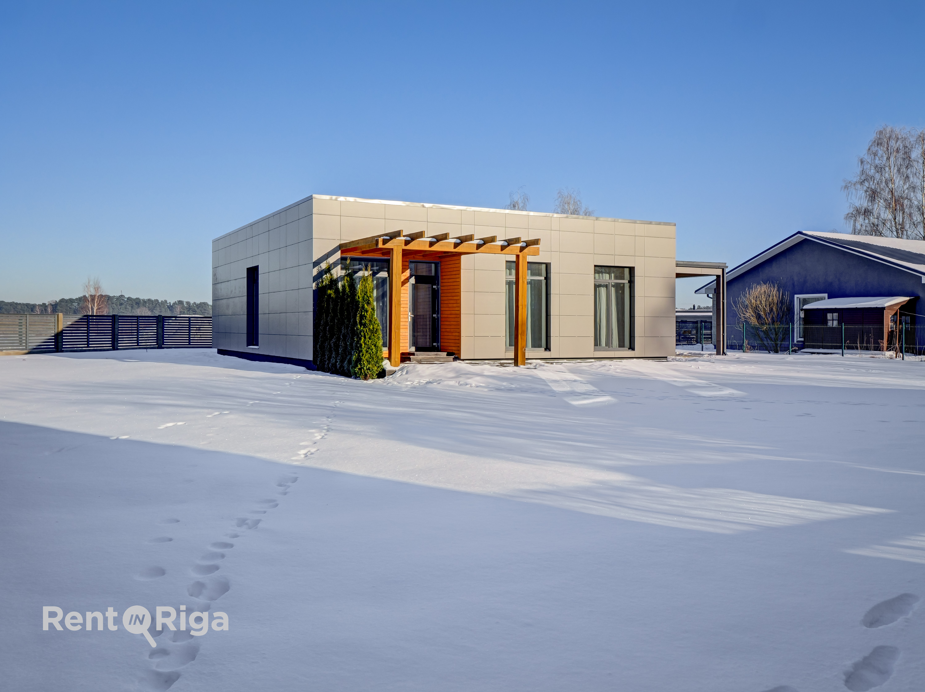 Izīrē māju, Ezera iela - Attēls 1