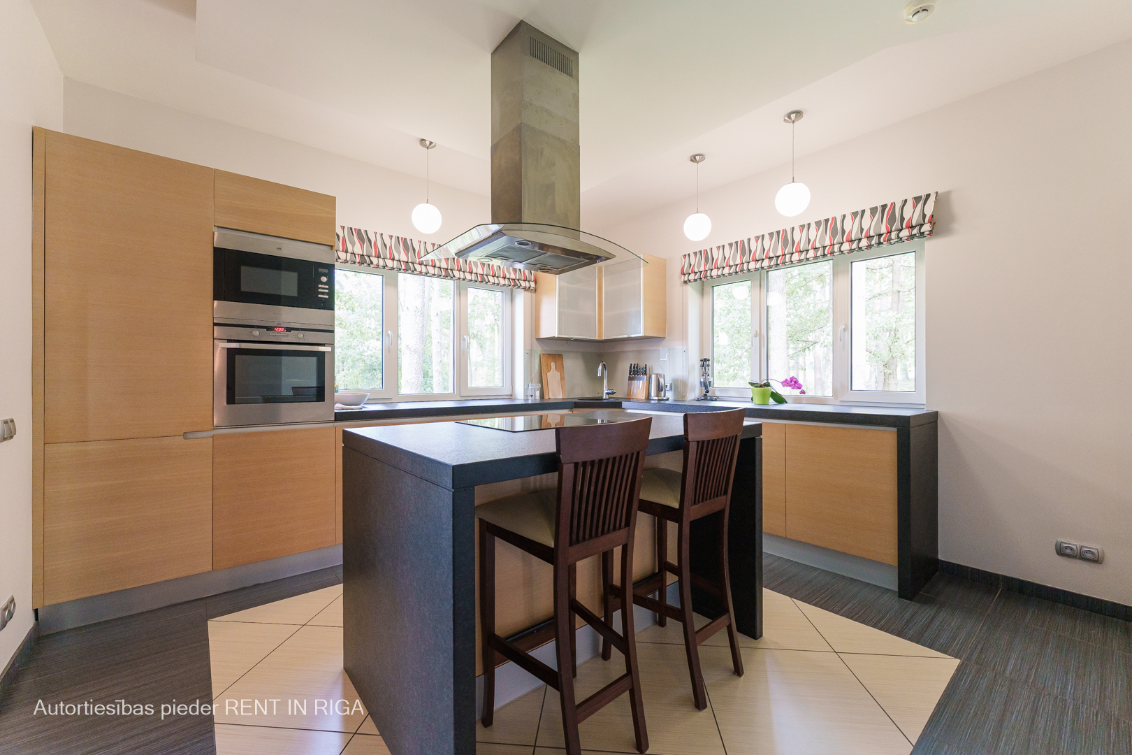 Pārdod māju, Apses iela - Attēls 1