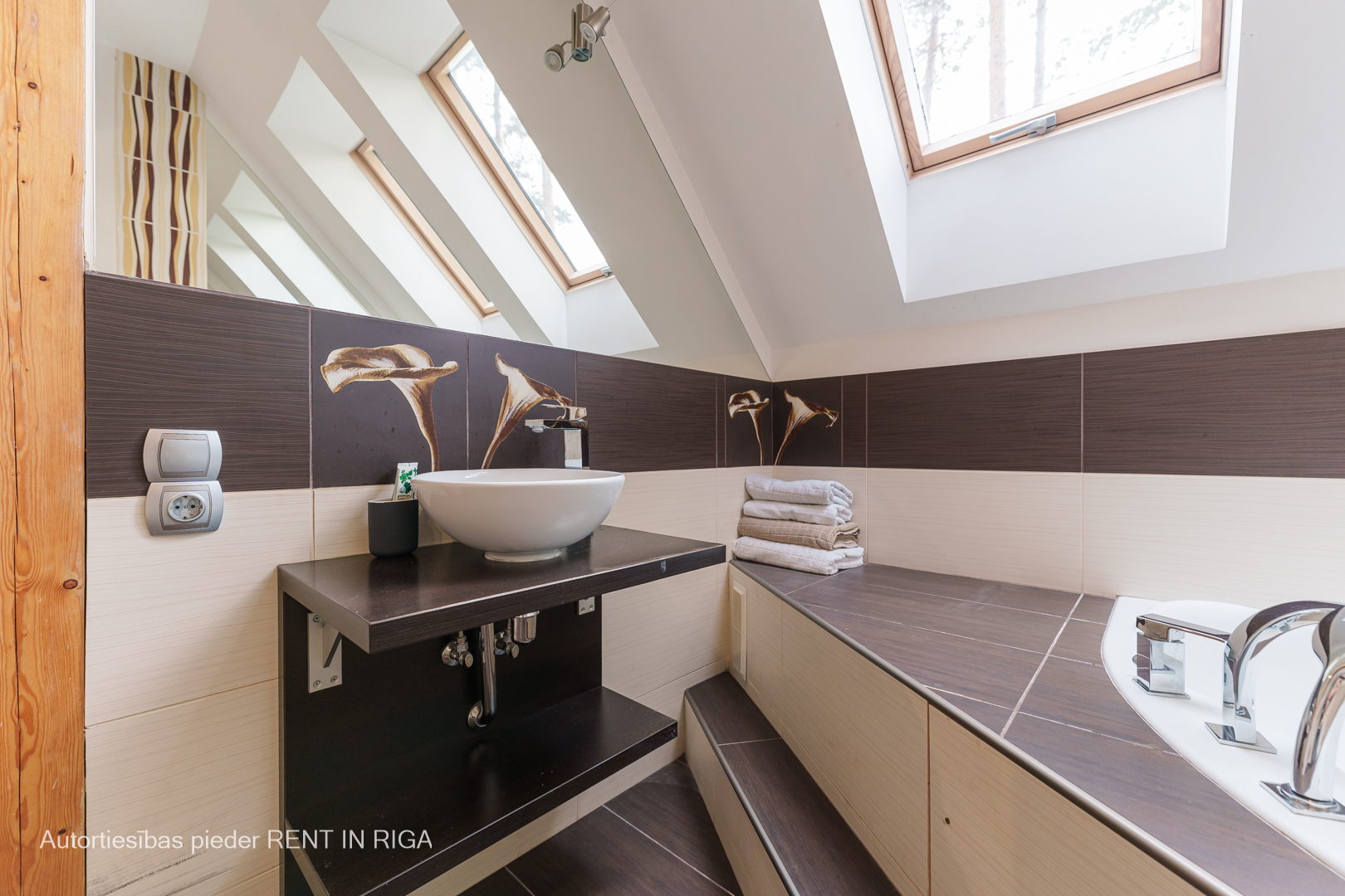 Pārdod māju, Apses iela - Attēls 1