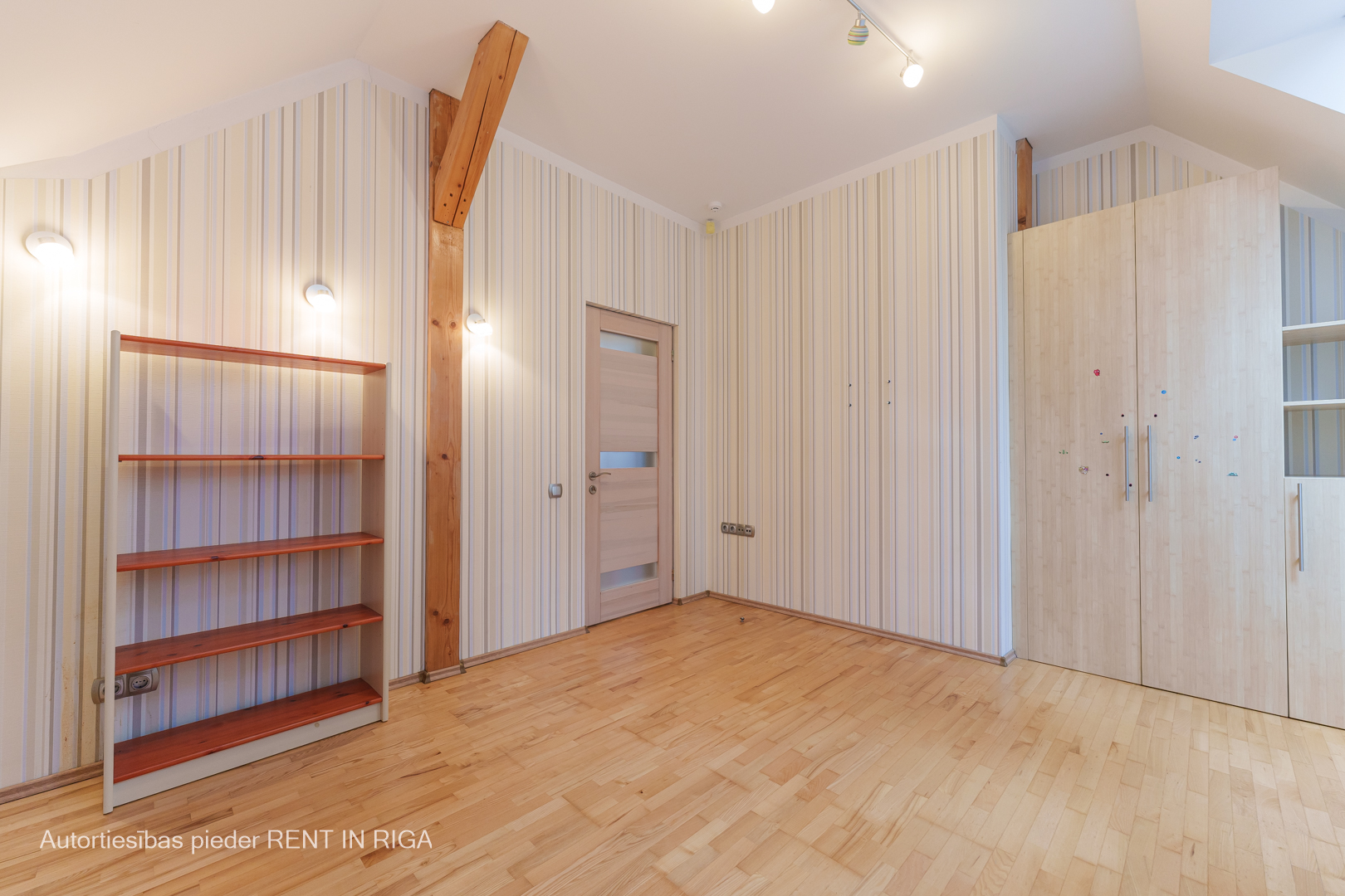 Pārdod māju, Apses iela - Attēls 1