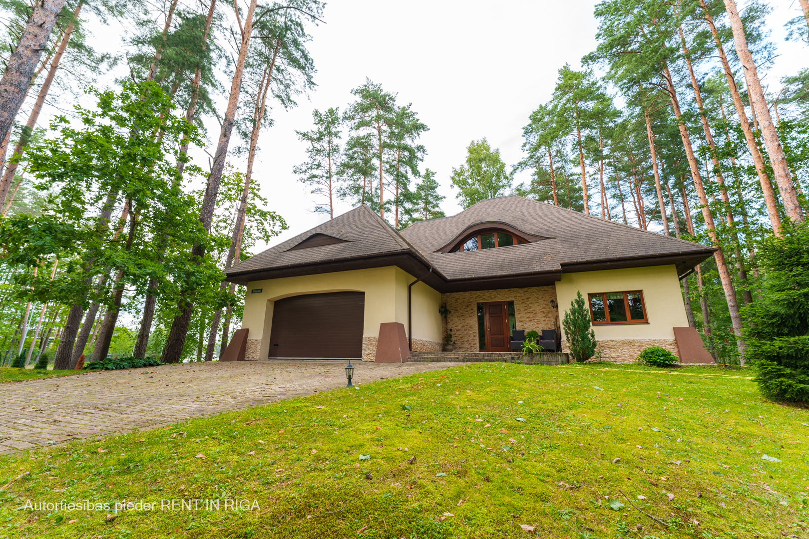 Pārdod māju, Apses iela - Attēls 1