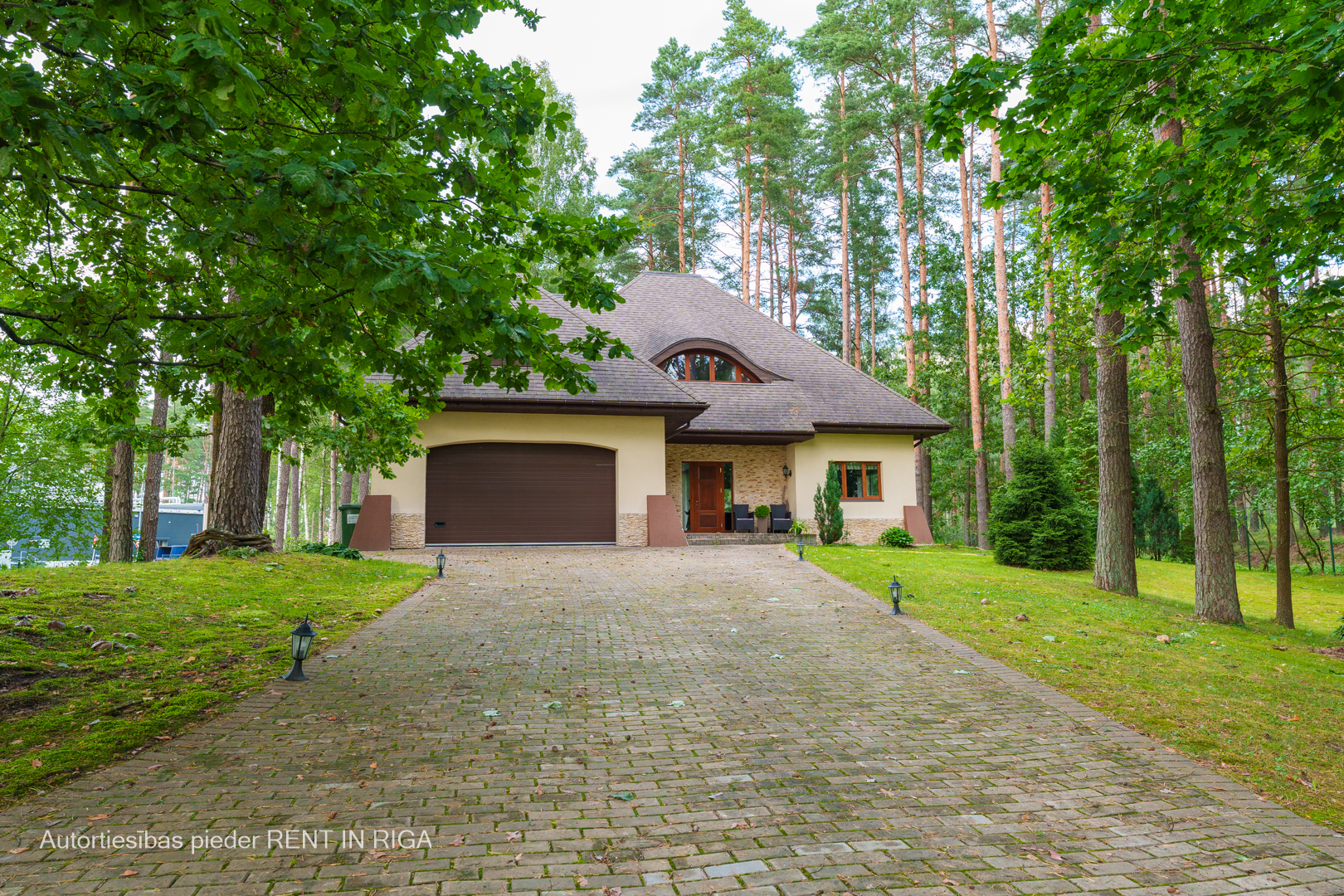 Pārdod māju, Apses iela - Attēls 1