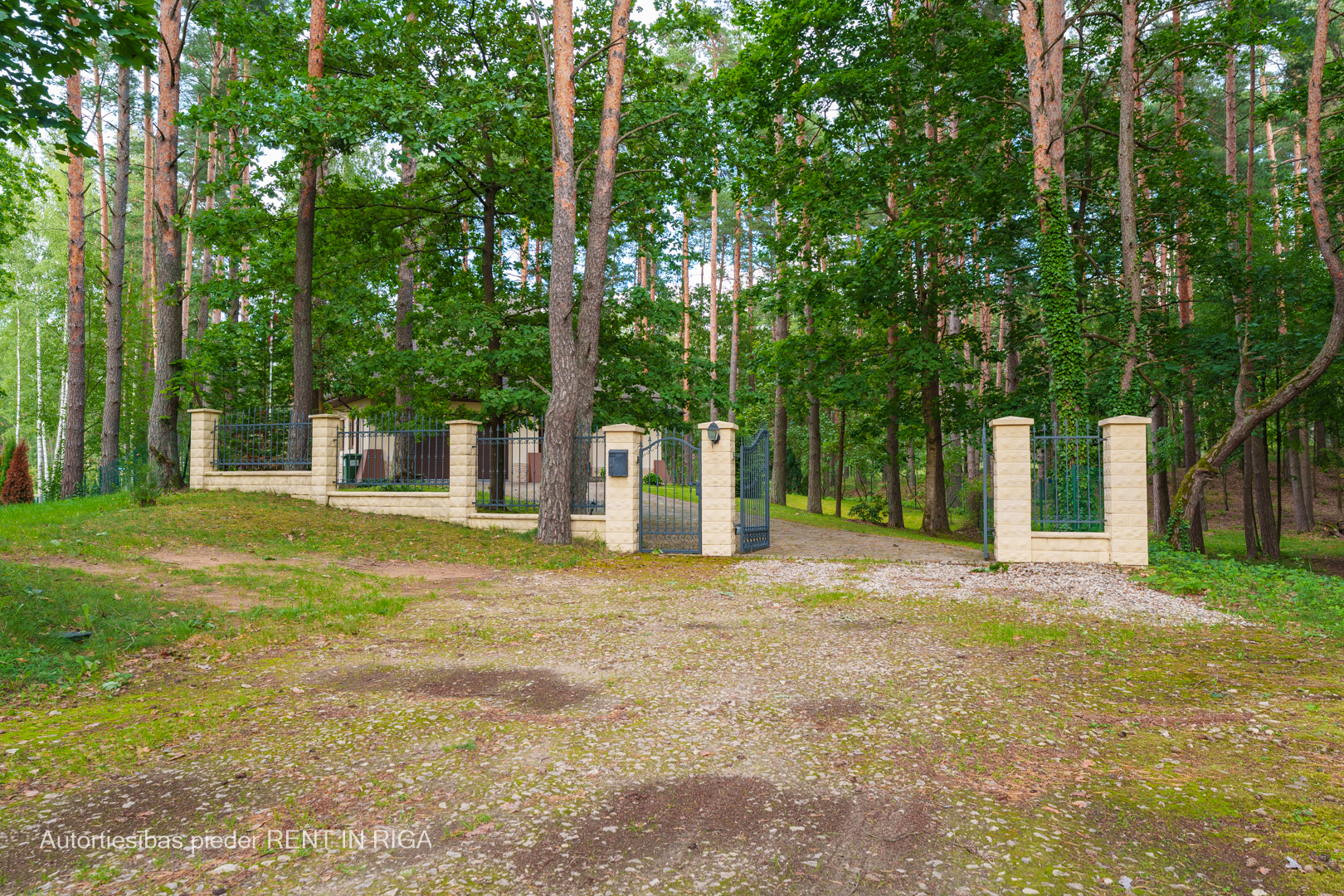 Pārdod māju, Apses iela - Attēls 1