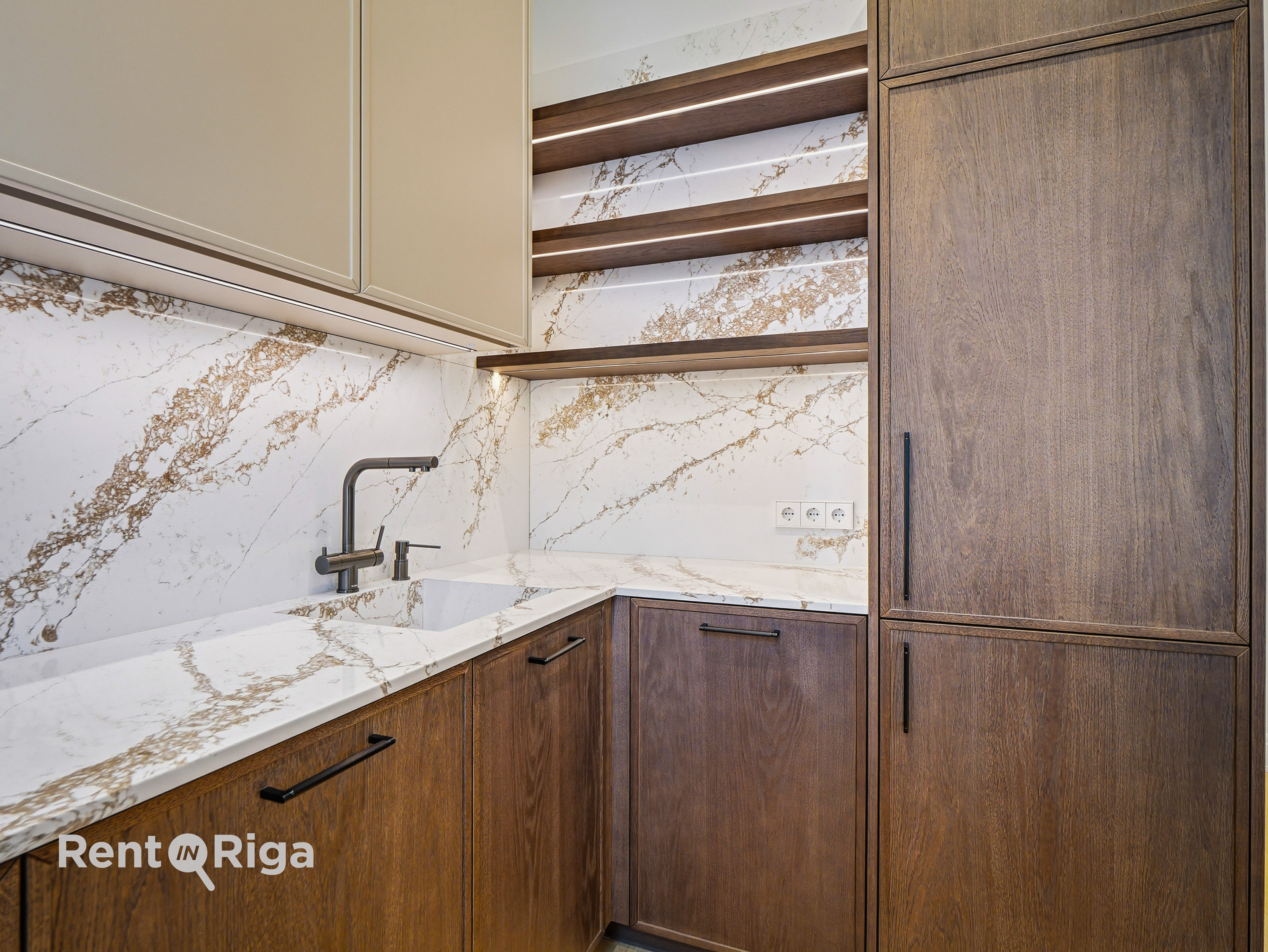 Pārdod dzīvokli, Raiņa bulvāris iela 27 - Attēls 1