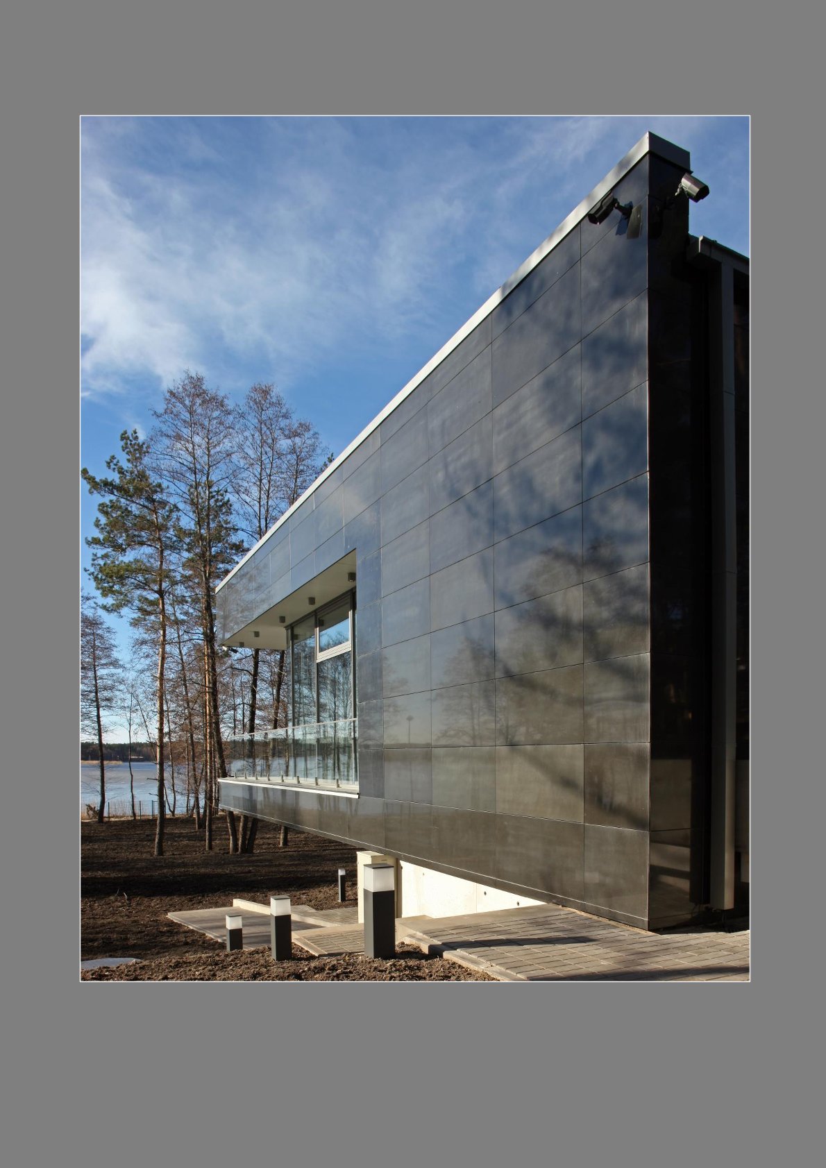 Izīrē māju, Alderi - Attēls 1