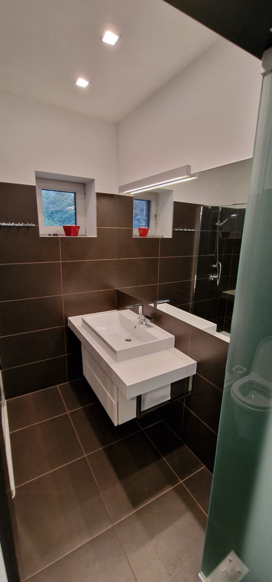 Izīrē māju, Alderi - Attēls 1