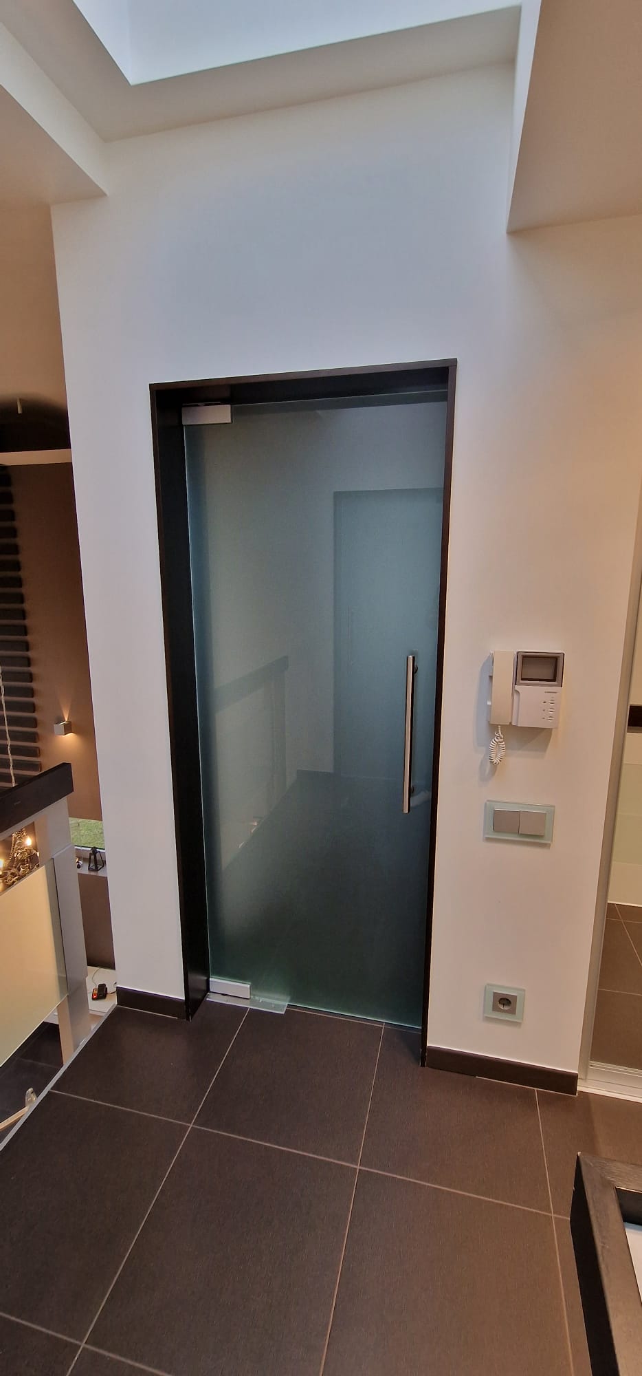 Izīrē māju, Alderi - Attēls 1