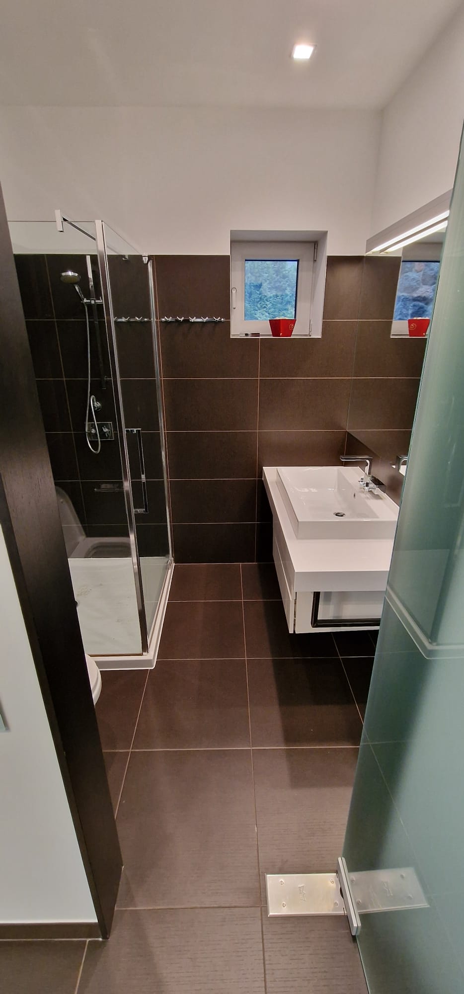 Izīrē māju, Alderi - Attēls 1